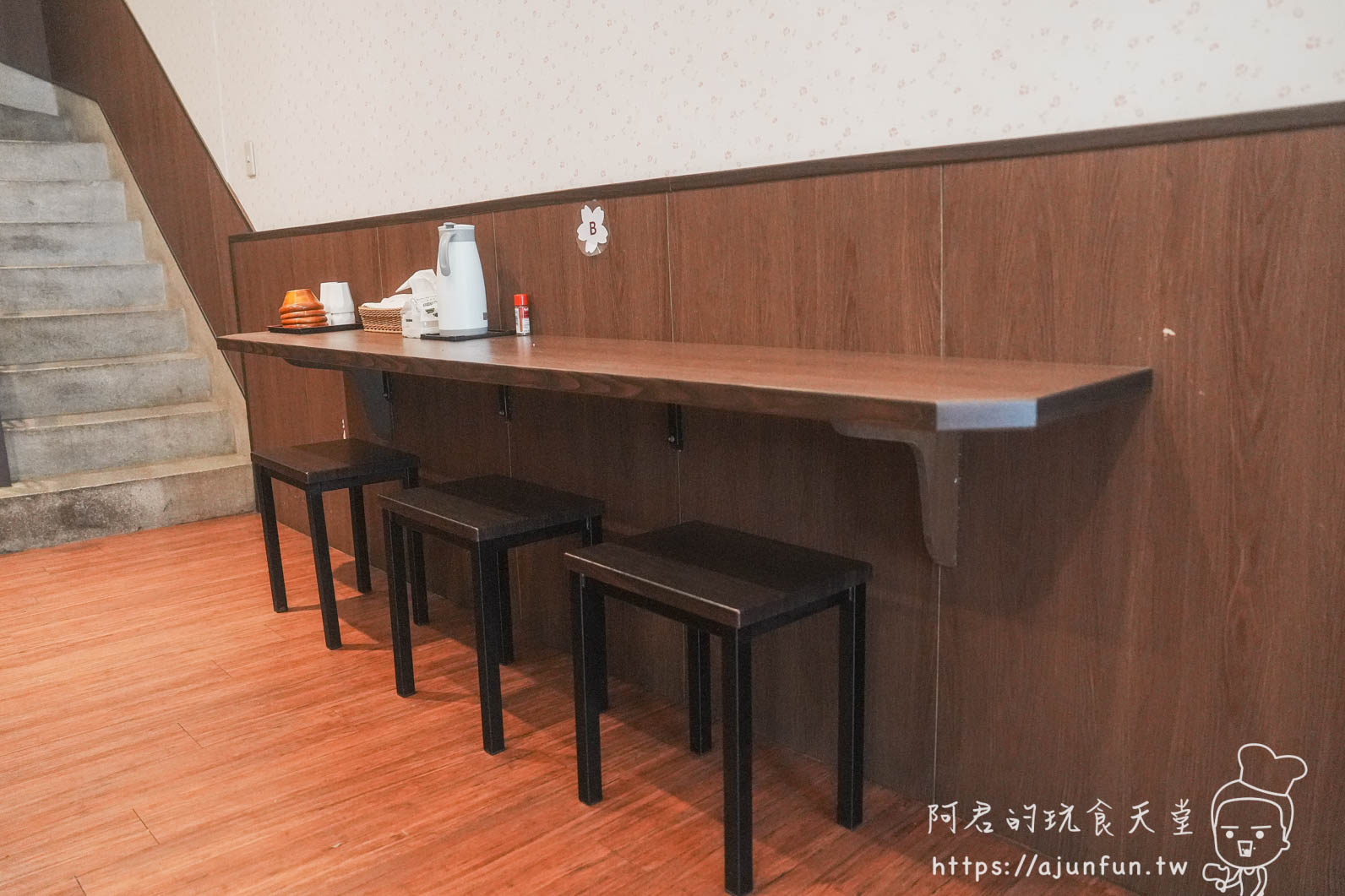 台中安曇野食卓 室內吧台長桌與黑色小凳子座位區 - 阿君的玩食天堂