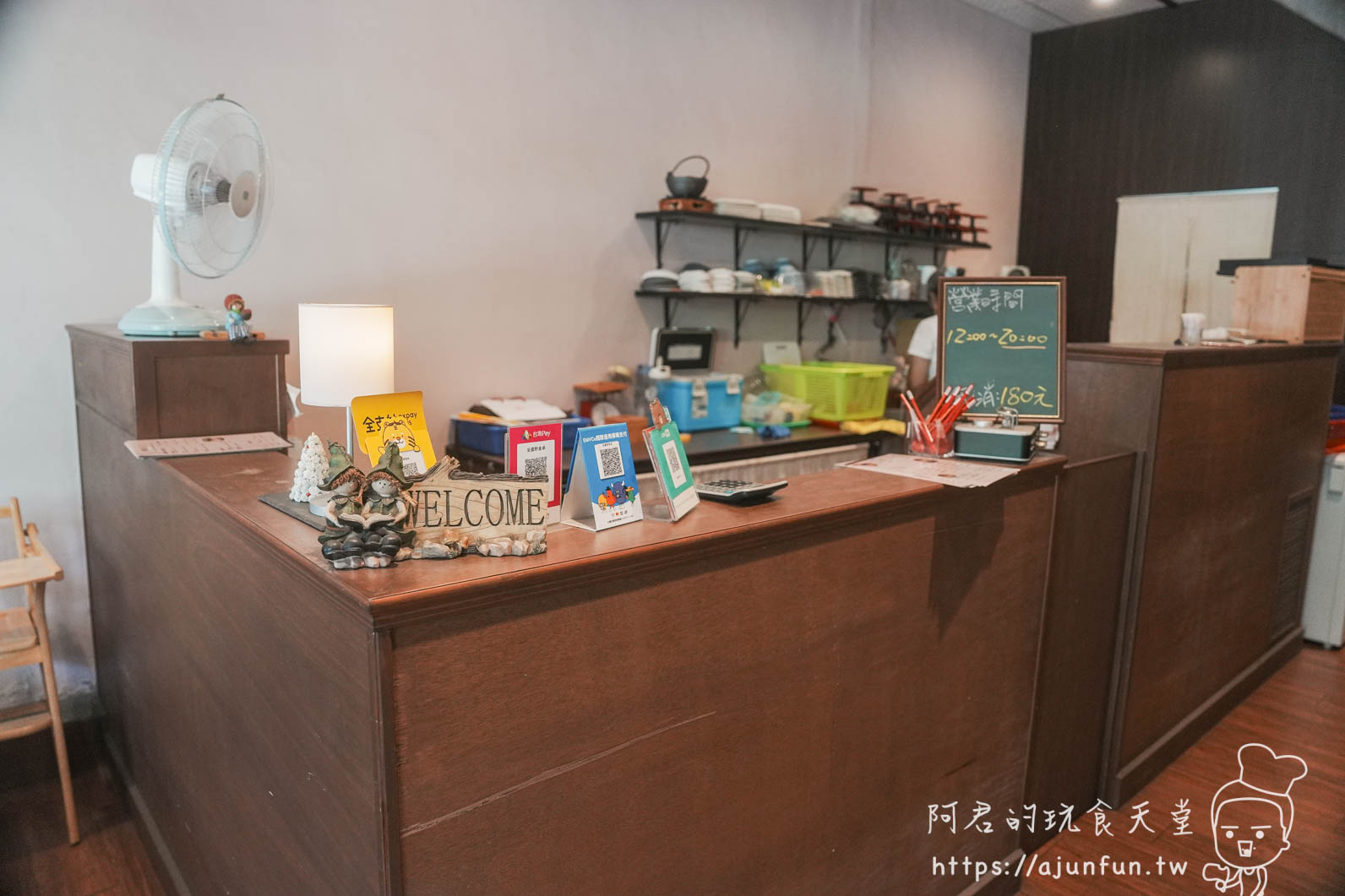 台中安曇野食卓 入口吧台與營業時間黑板 - 阿君的玩食天堂