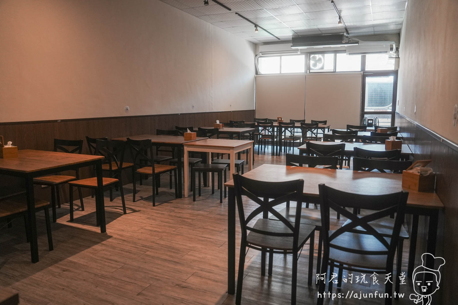 台中安曇野食卓 寬敞明亮的室內用餐空間全景 - 阿君的玩食天堂