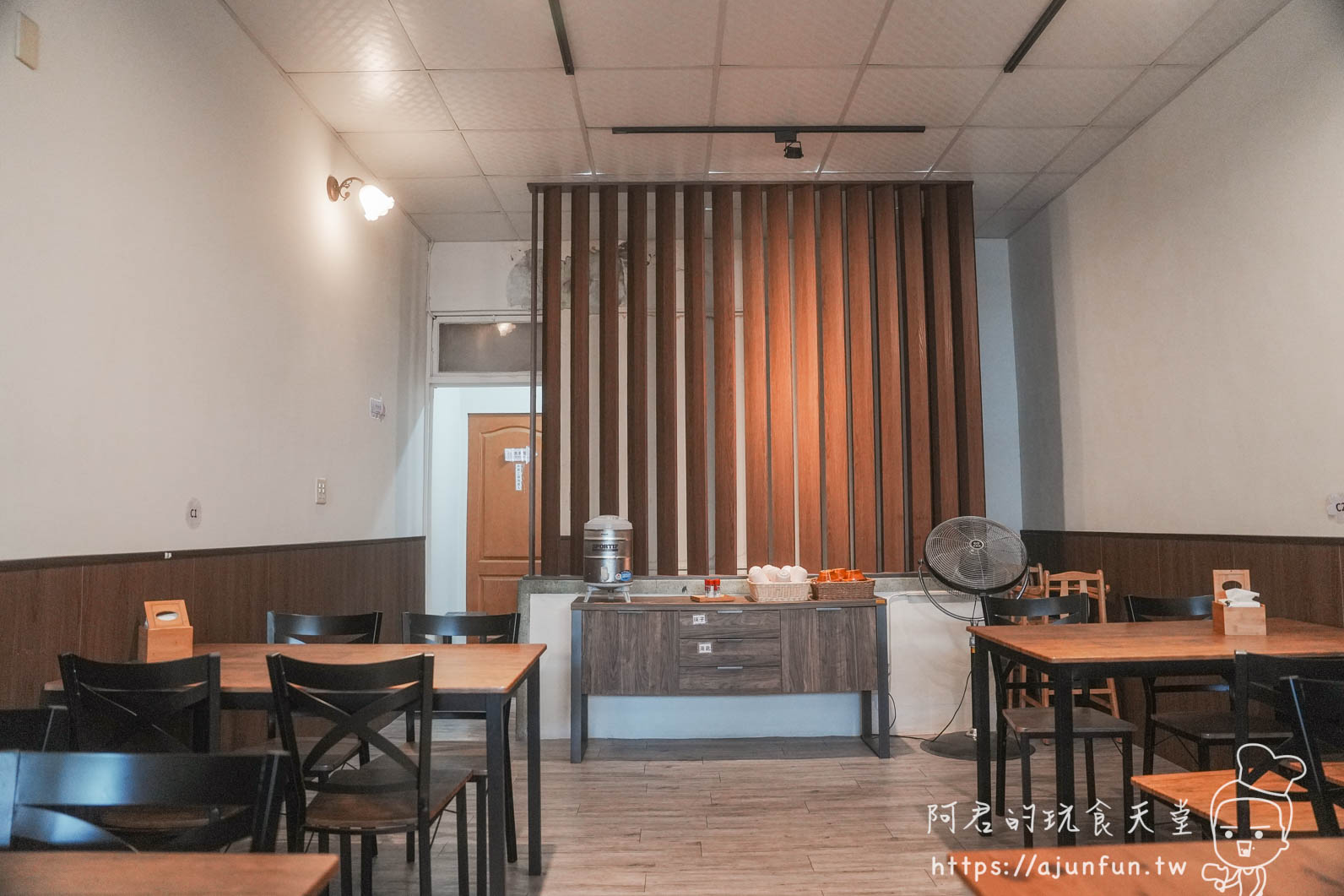 台中安曇野食卓 餐廳用餐空間全貌與木格柵隔屏 - 阿君的玩食天堂