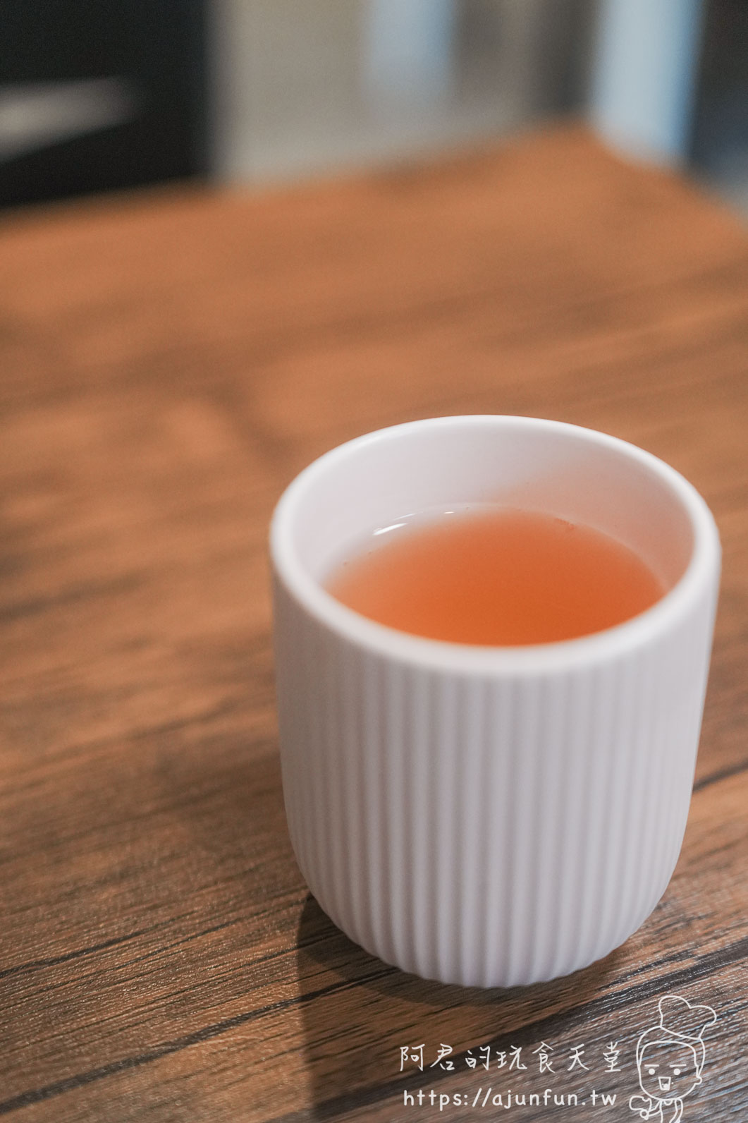 台中安曇野食卓 橙紅色茶飲盛於白色直條紋陶瓷杯 - 阿君的玩食天堂