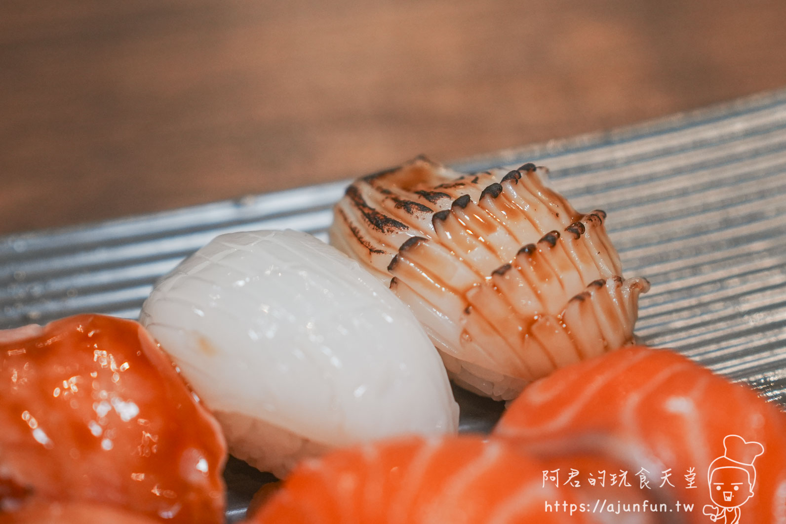 台中安曇野食卓 炙烤帆立貝與白貝握壽司特寫 - 阿君的玩食天堂