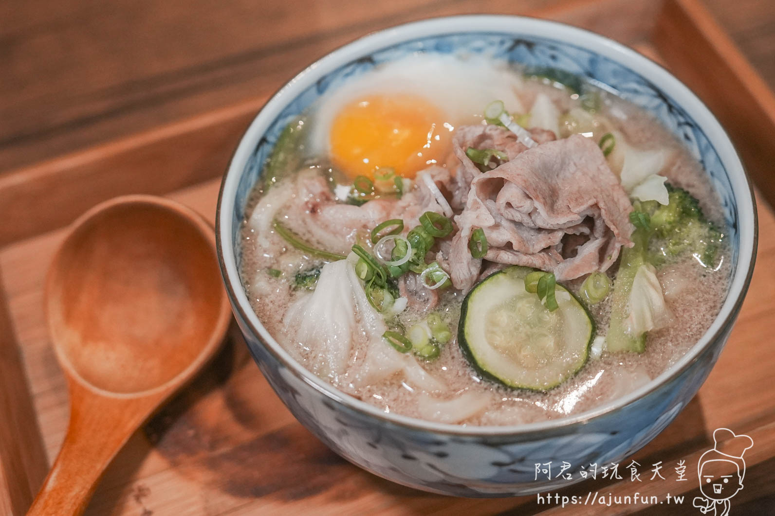 台中安曇野食卓 湯碗內半熟蛋搭配豬肉片與餃子 - 阿君的玩食天堂