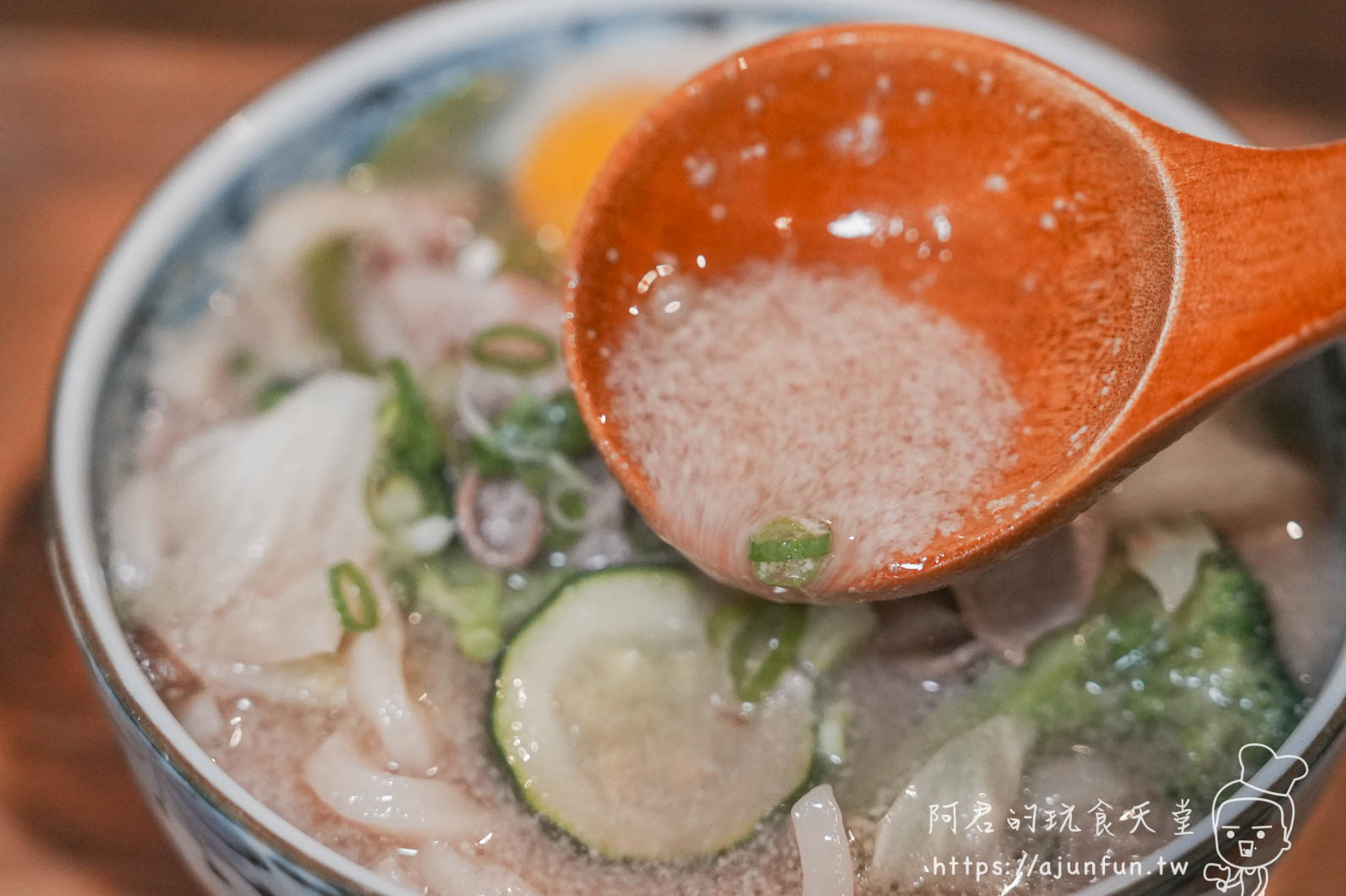 台中安曇野食卓 蔬菜湯品舀湯特寫 - 阿君的玩食天堂