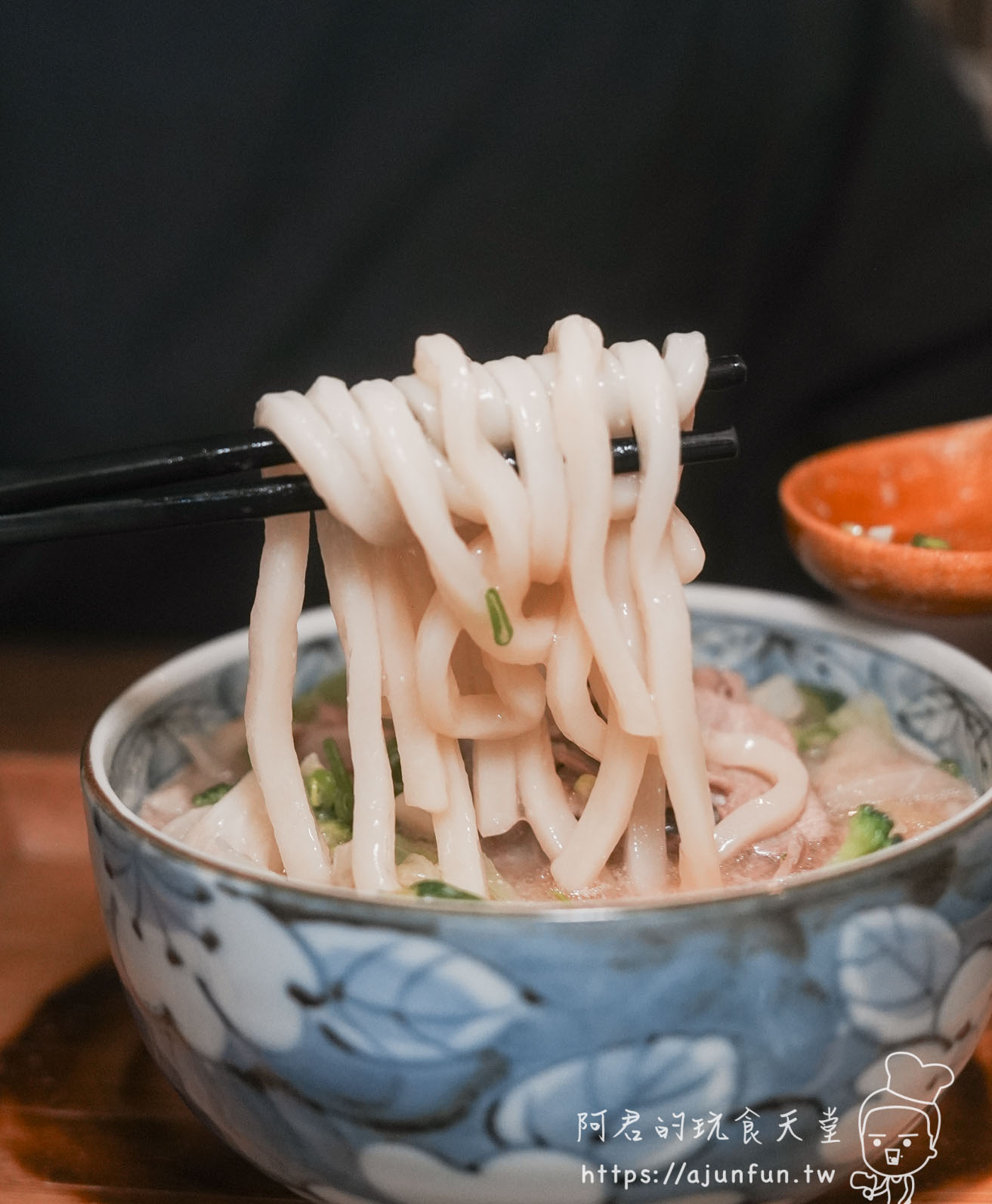 台中安曇野食卓 烏龍麵筷夾特寫與藍白花紋碗 - 阿君的玩食天堂