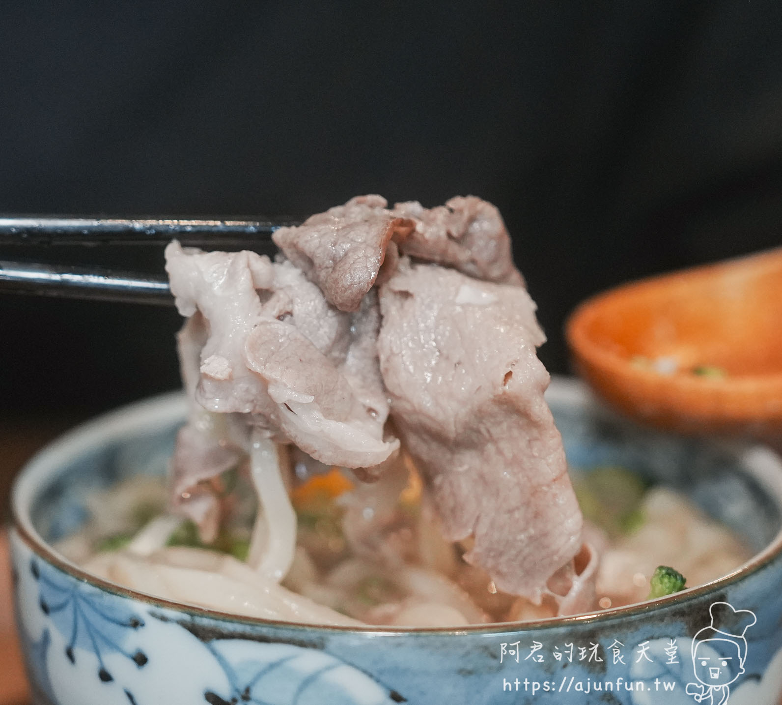 台中安曇野食卓 筷子夾起薄切肉片湯麵特寫 - 阿君的玩食天堂