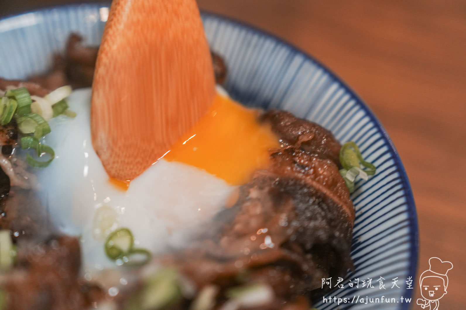 台中安曇野食卓 燉肉丼配半熟溫泉蛋特寫 - 阿君的玩食天堂