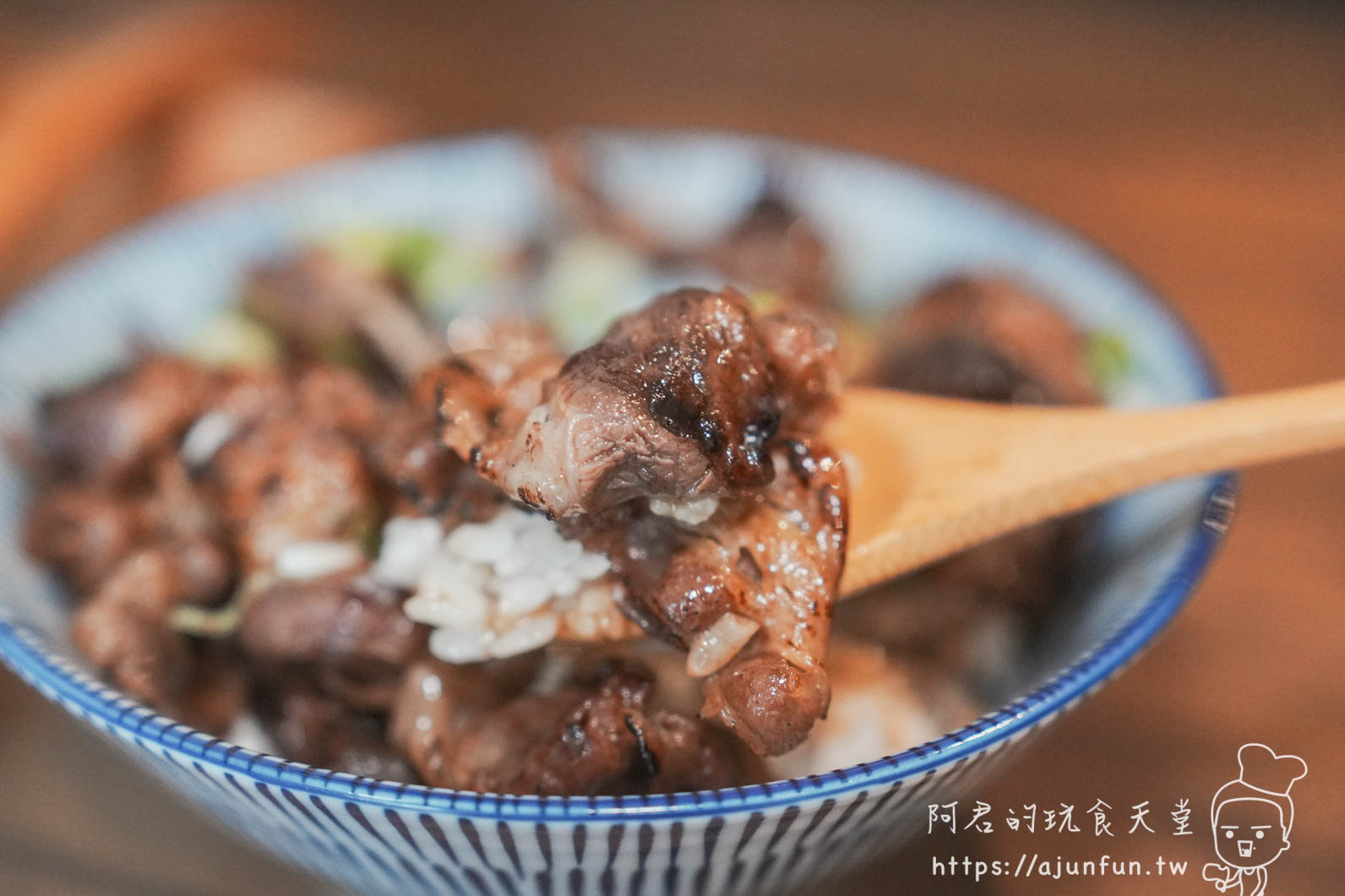 台中安曇野食卓 肉燥飯近拍，木湯匙舀起油亮滷肉 - 阿君的玩食天堂