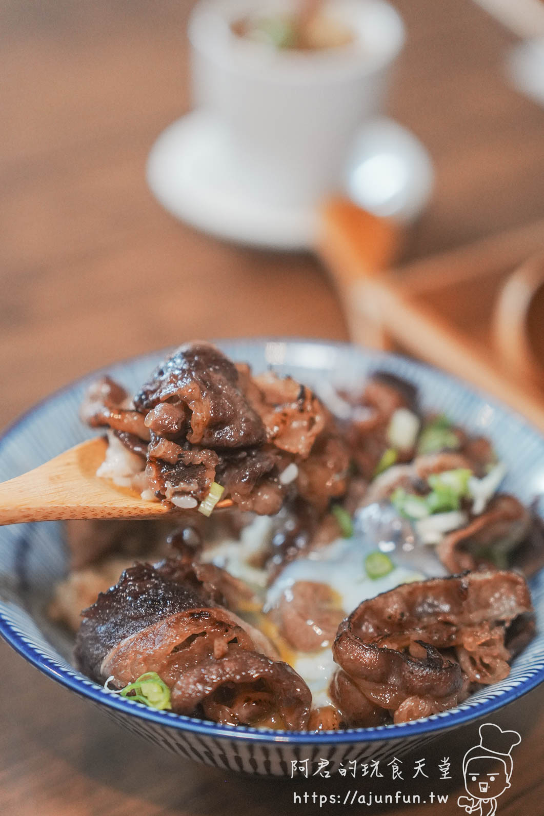 台中安曇野食卓 醬燒肉丼木湯匙舀起特寫 - 阿君的玩食天堂