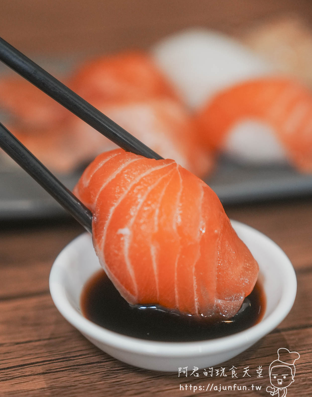 台中安曇野食卓 鮭魚握壽司夾起沾醬油特寫 - 阿君的玩食天堂