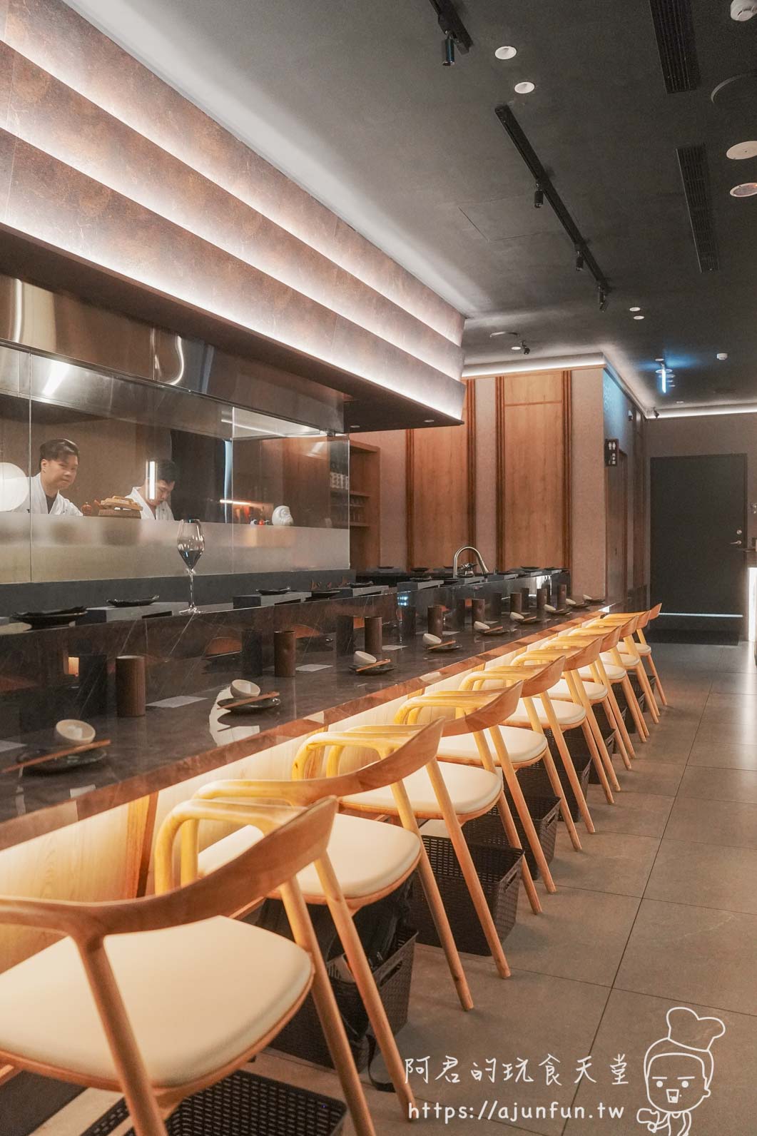 横浜焼鳥·達磨台中崇德店 吧台座位區與開放式廚房 - 阿君的玩食天堂