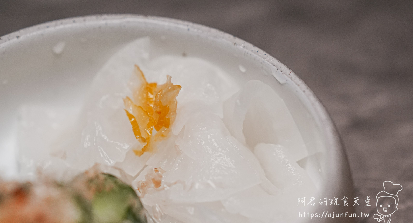 横浜焼鳥·達磨台中崇德店 白色碗盛半透明食材配橙黃絲狀點綴 - 阿君的玩食天堂