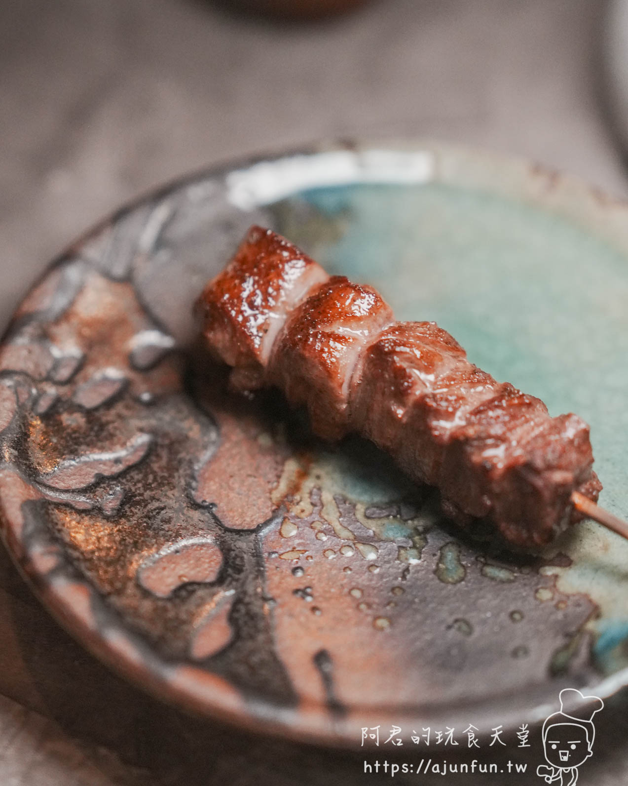 横浜焼鳥·達磨台中崇德店 烤肉串近景置於窯變陶盤 - 阿君的玩食天堂