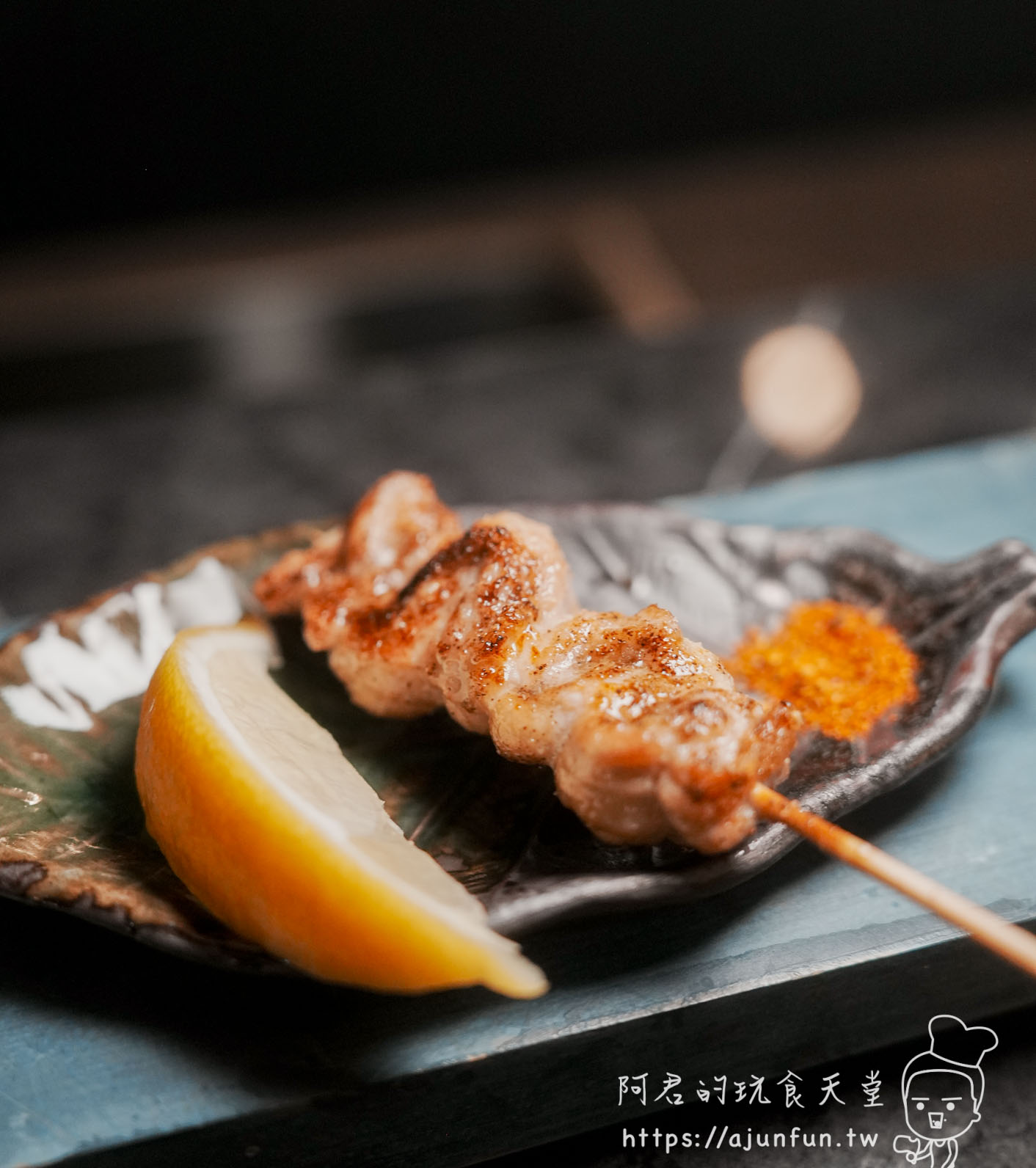 横浜焼鳥·達磨台中崇德店 烤雞肉串與檸檬角盛於葉形陶盤 - 阿君的玩食天堂