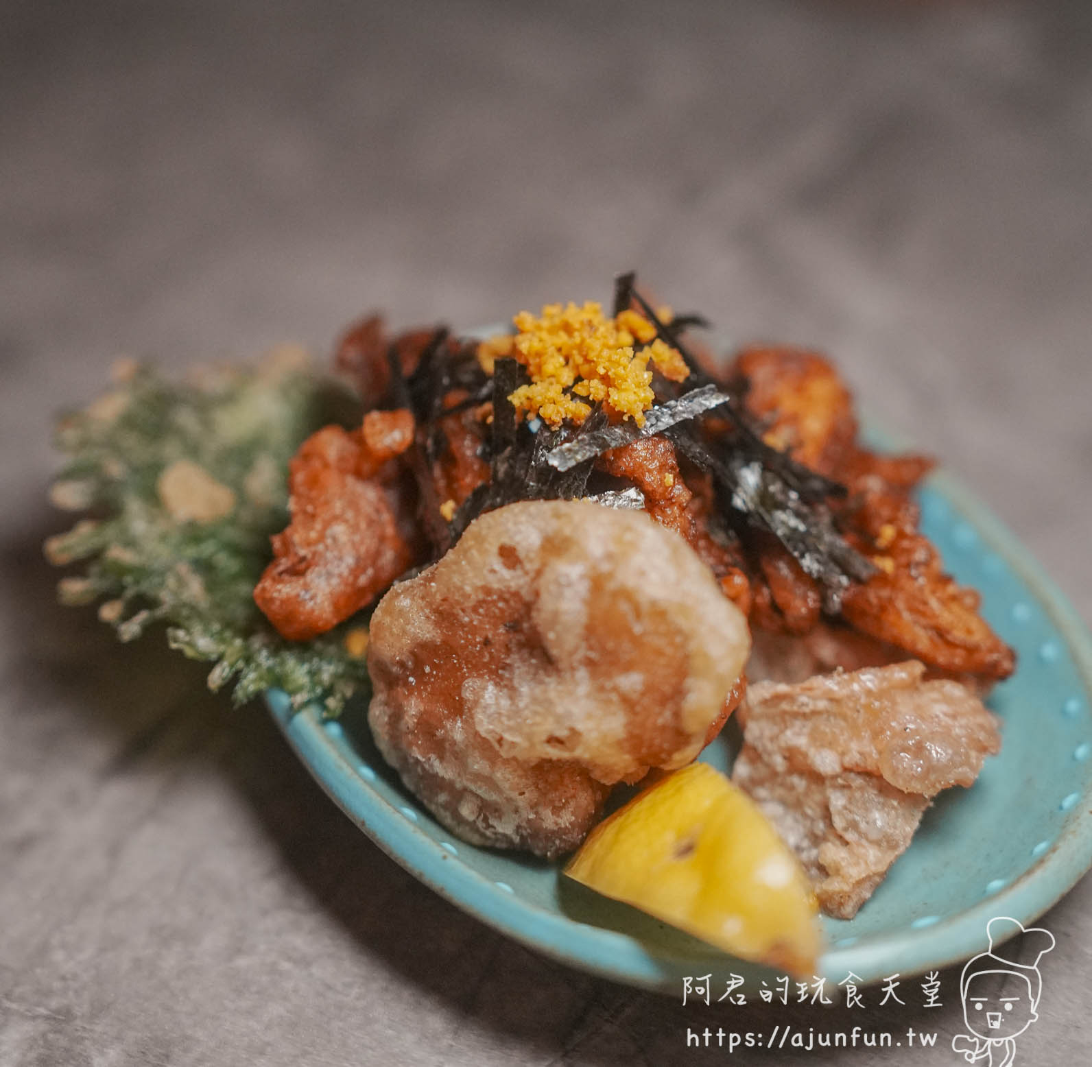 横浜焼鳥·達磨台中崇德店 炸物拼盤佐海苔絲與橘黃色顆粒 - 阿君的玩食天堂