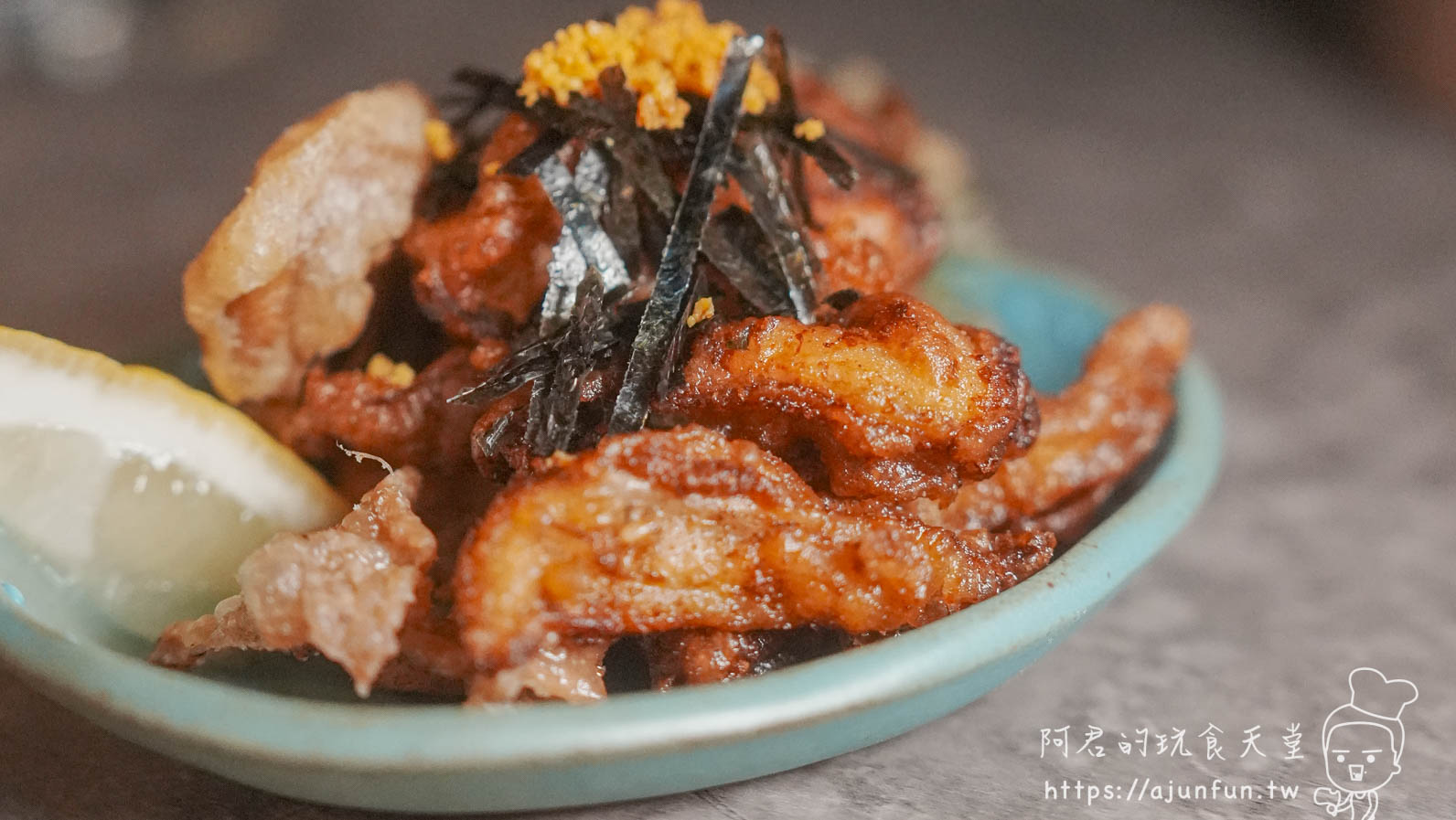 横浜焼鳥·達磨台中崇德店 炸雞塊佐海苔絲與橙黃細末裝飾 - 阿君的玩食天堂