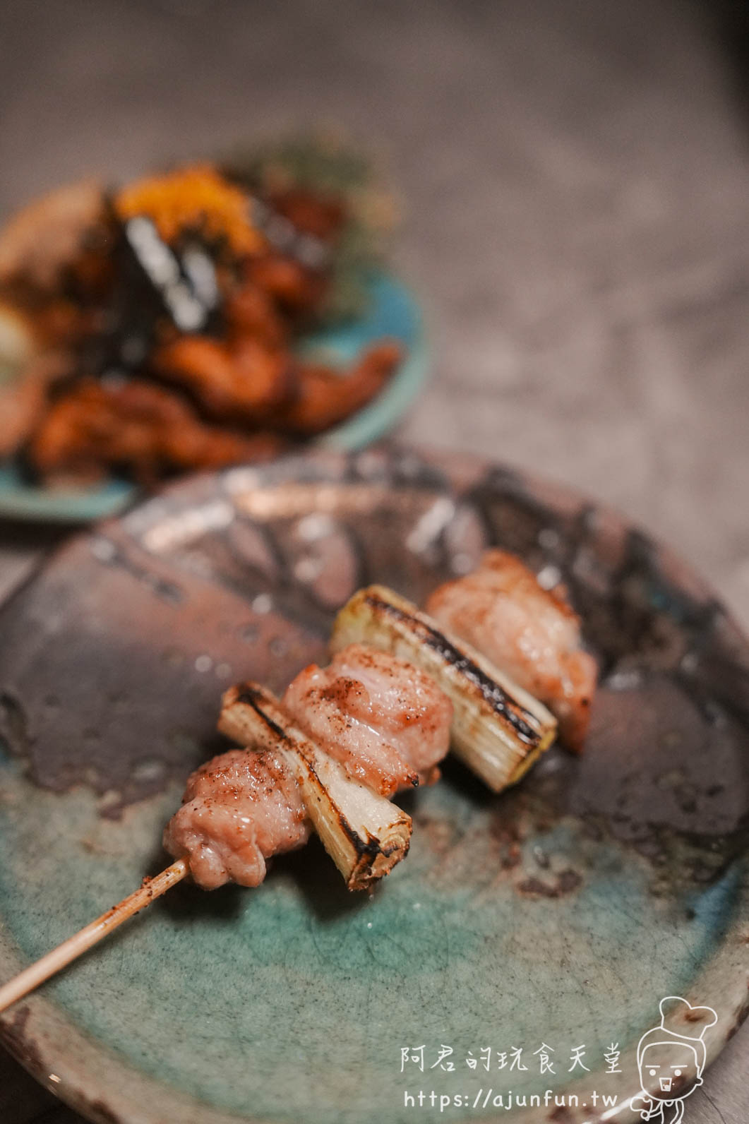 横浜焼鳥·達磨台中崇德店 雞肉蔥段燒鳥串特寫 - 阿君的玩食天堂