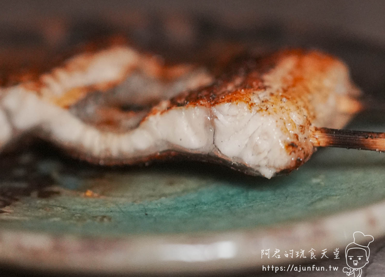 横浜焼鳥·達磨台中崇德店 串燒近景炭烤截面特寫 - 阿君的玩食天堂