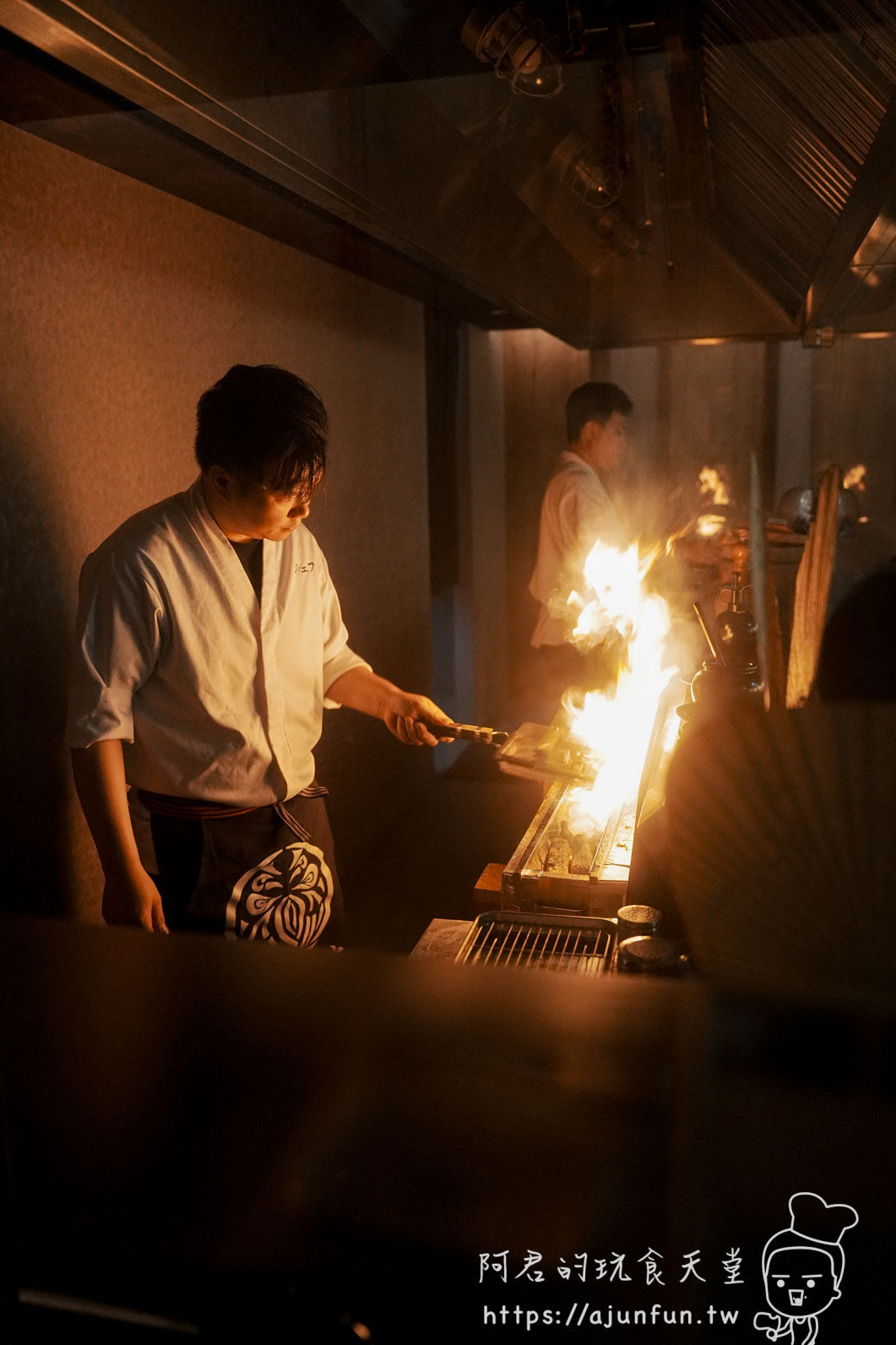 横浜焼鳥·達磨台中崇德店 師傅在炭火烤台前掌控火焰烤製串燒 - 阿君的玩食天堂