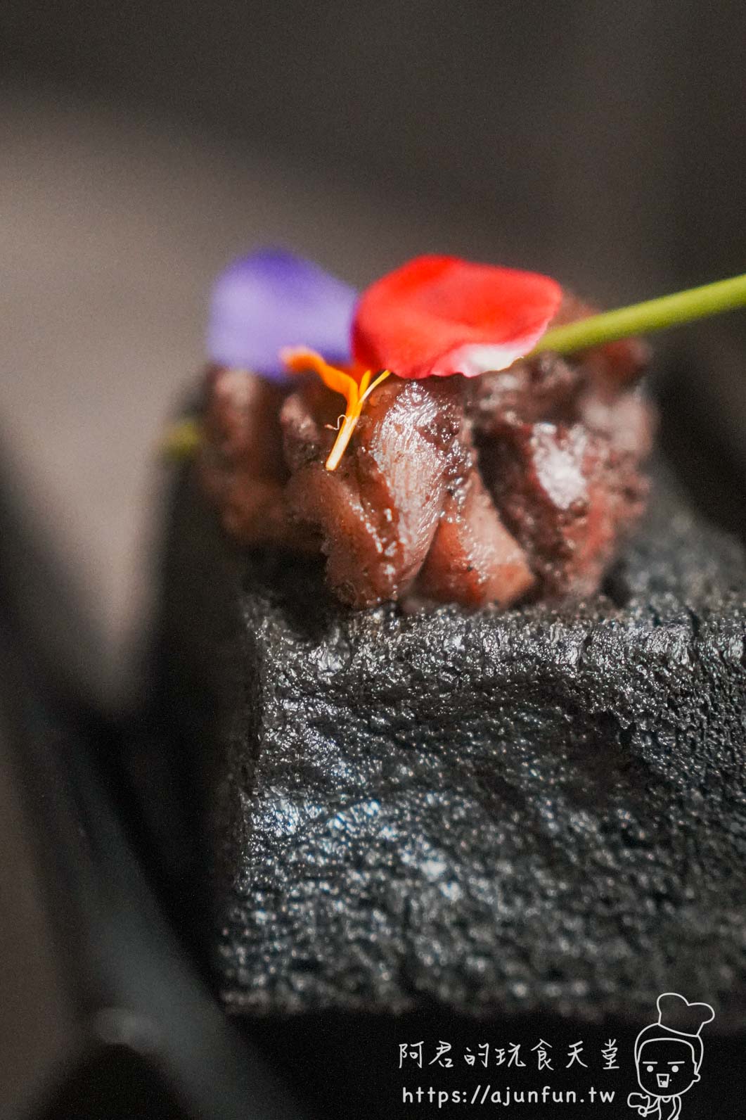 横浜焼鳥·達磨台中崇德店 黑色方形料理搭配醬燒肉塊與食用花裝飾 - 阿君的玩食天堂