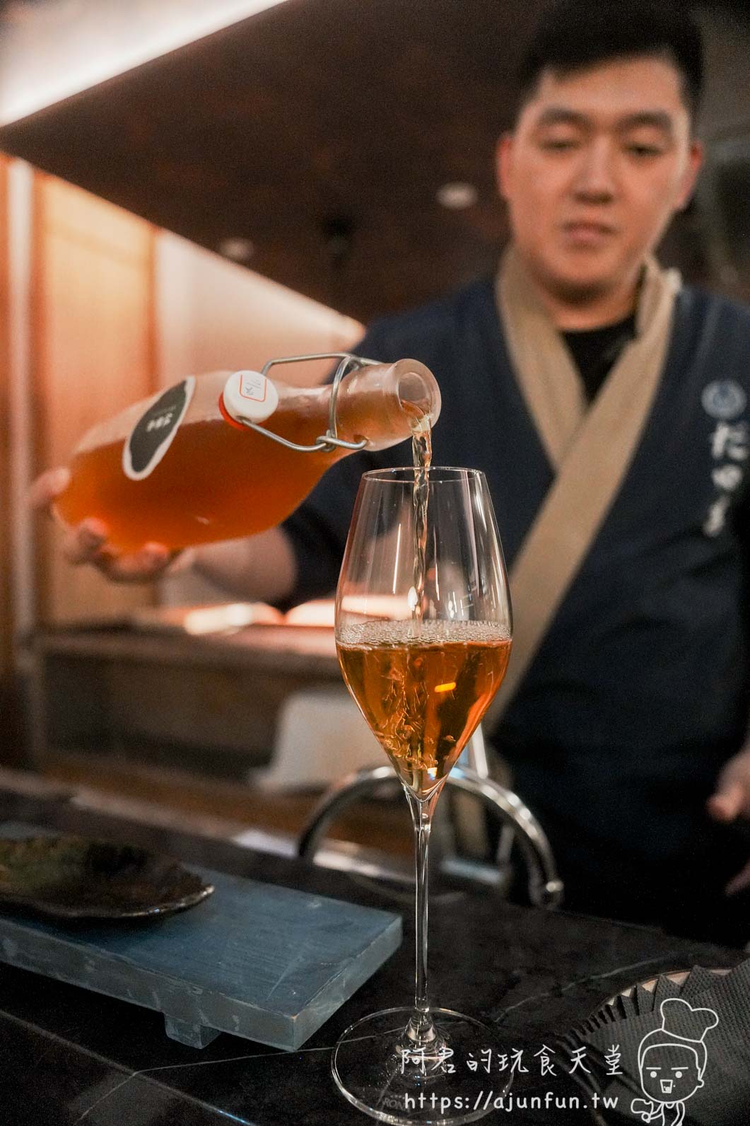 横浜焼鳥達磨台中崇德店 工作人員以扣環玻璃瓶倒入橙色飲品至香檳杯 - 阿君的玩食天堂
