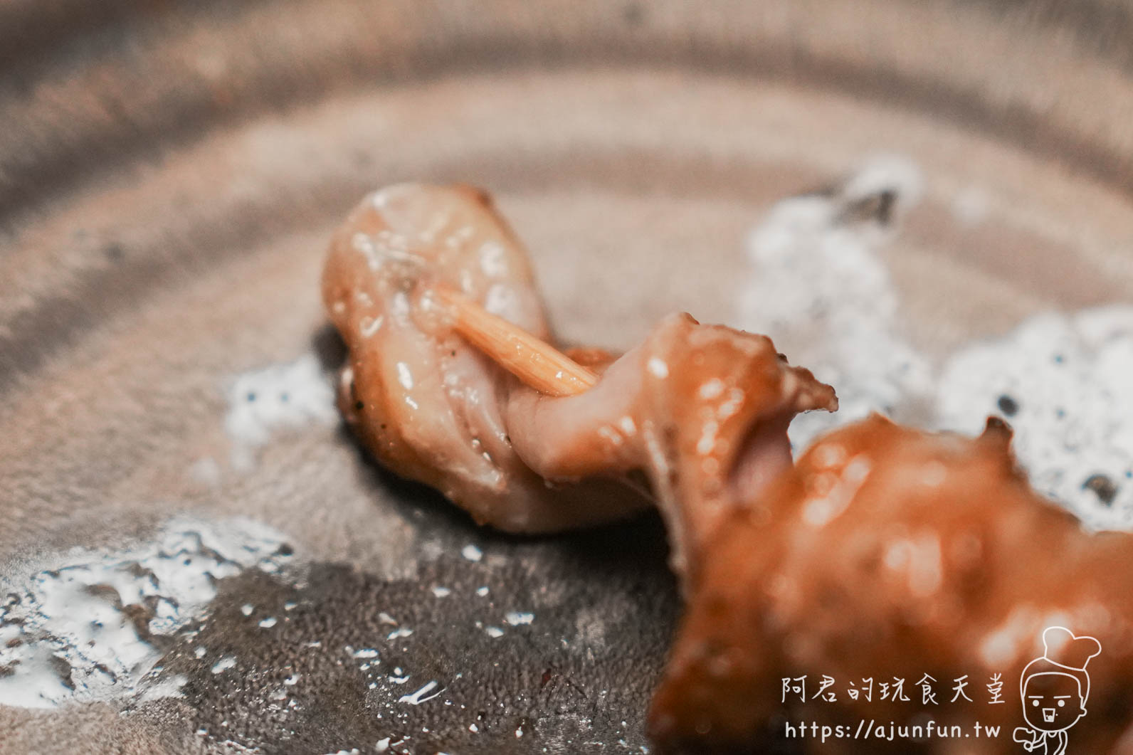 横浜焼鳥達磨台中崇德店 烤盤上的雞肉串燒近景 - 阿君的玩食天堂