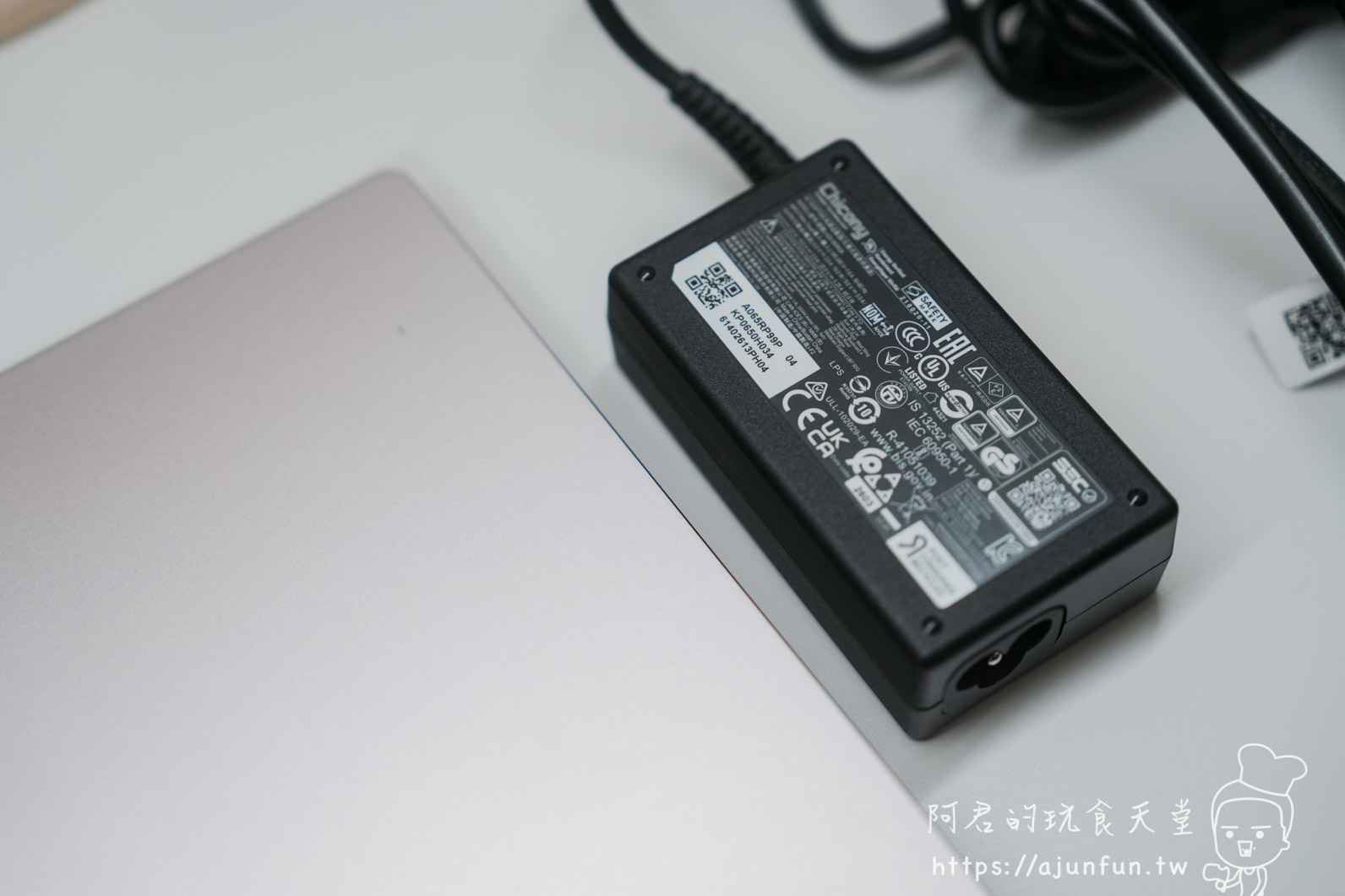 Acer Swift Air SFA14-71M-594B 原廠變壓器充電磚細節 - 阿君的玩食天堂