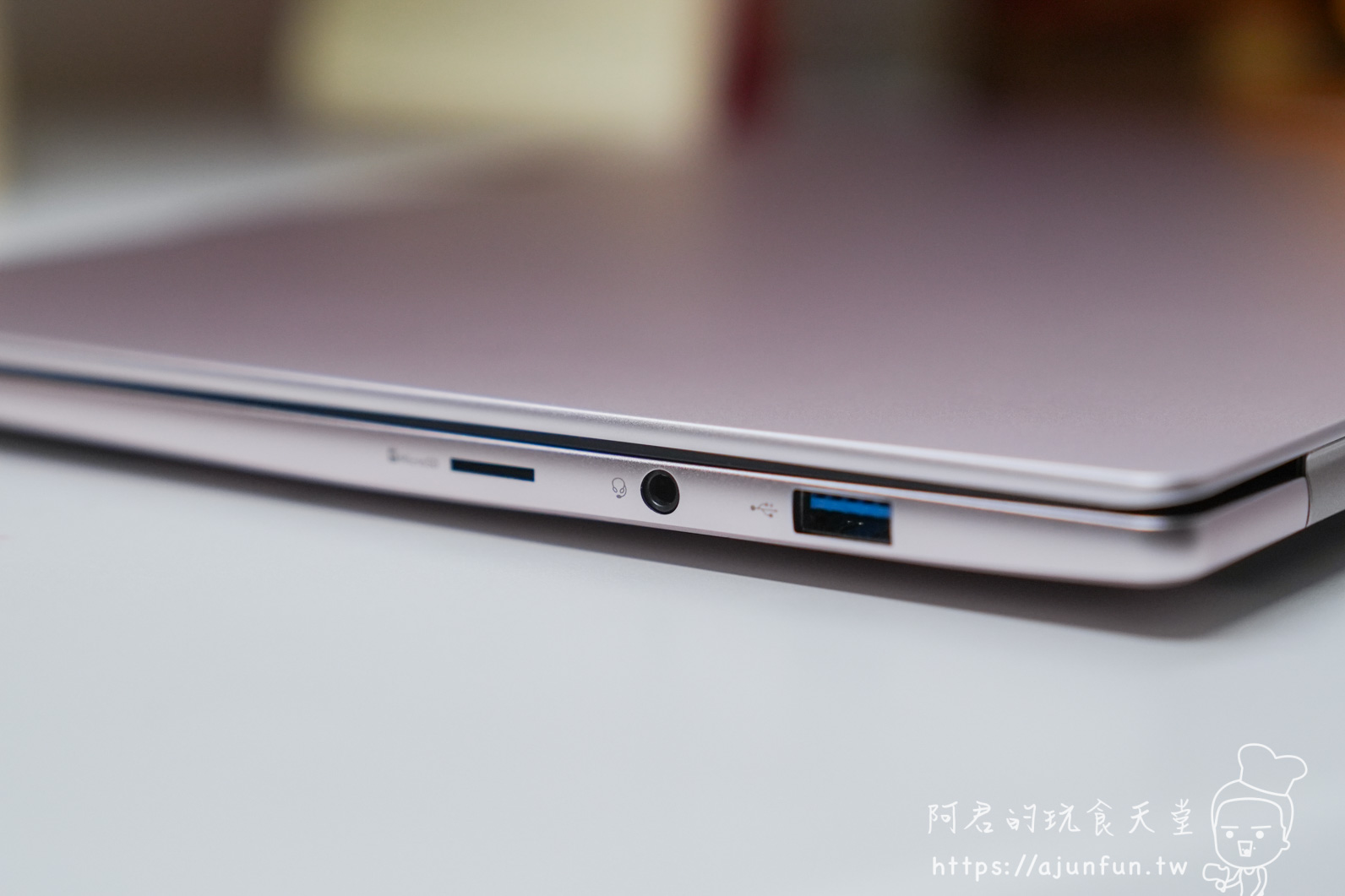 Acer Swift Air SFA14-71M-594B 右側 I/O 連接埠特寫：MicroSD 卡槽、耳機孔、USB-A - 阿君的玩食天堂