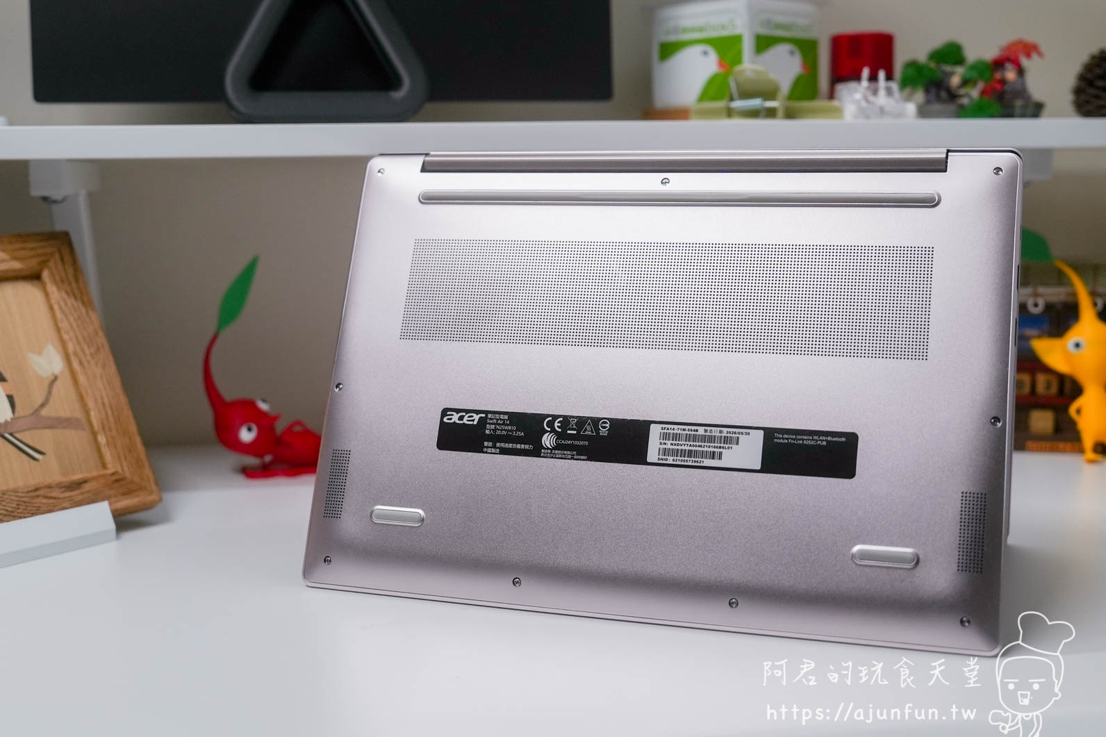 Acer Swift Air SFA14-71M-594B 底部機身與散熱網格設計 - 阿君的玩食天堂