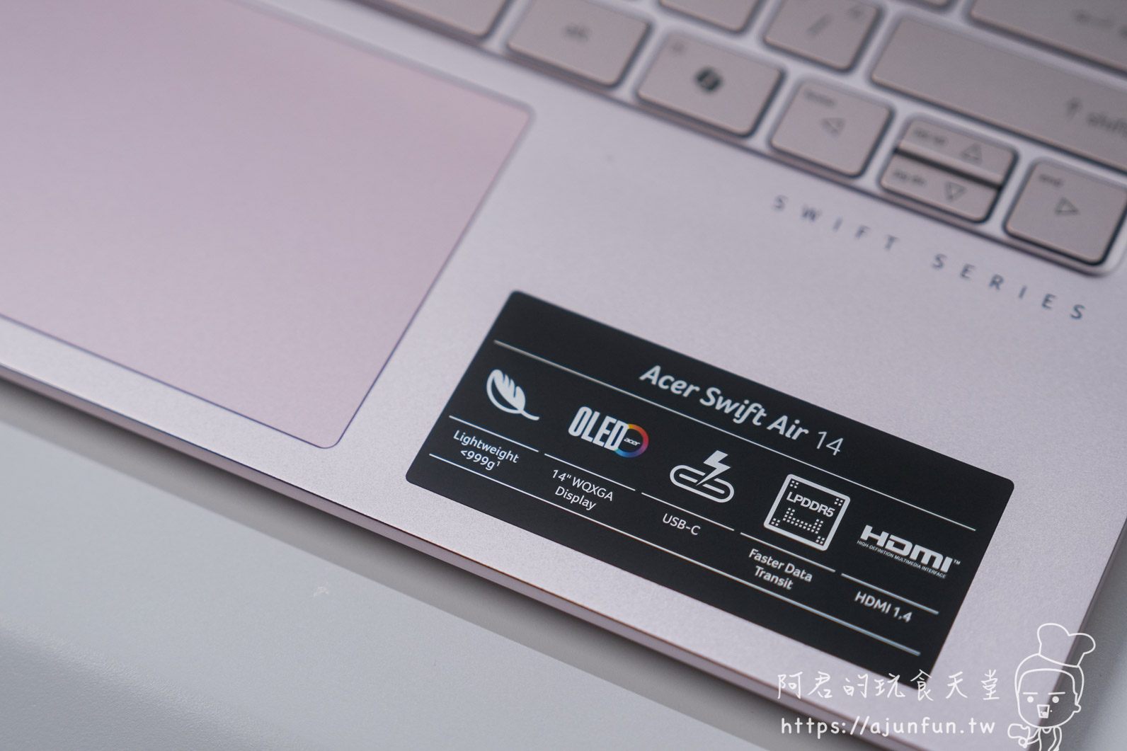 Acer Swift Air 14 規格貼紙特寫，顯示 OLED、LPDDR5、HDMI 1.4 等規格 - 阿君的玩食天堂
