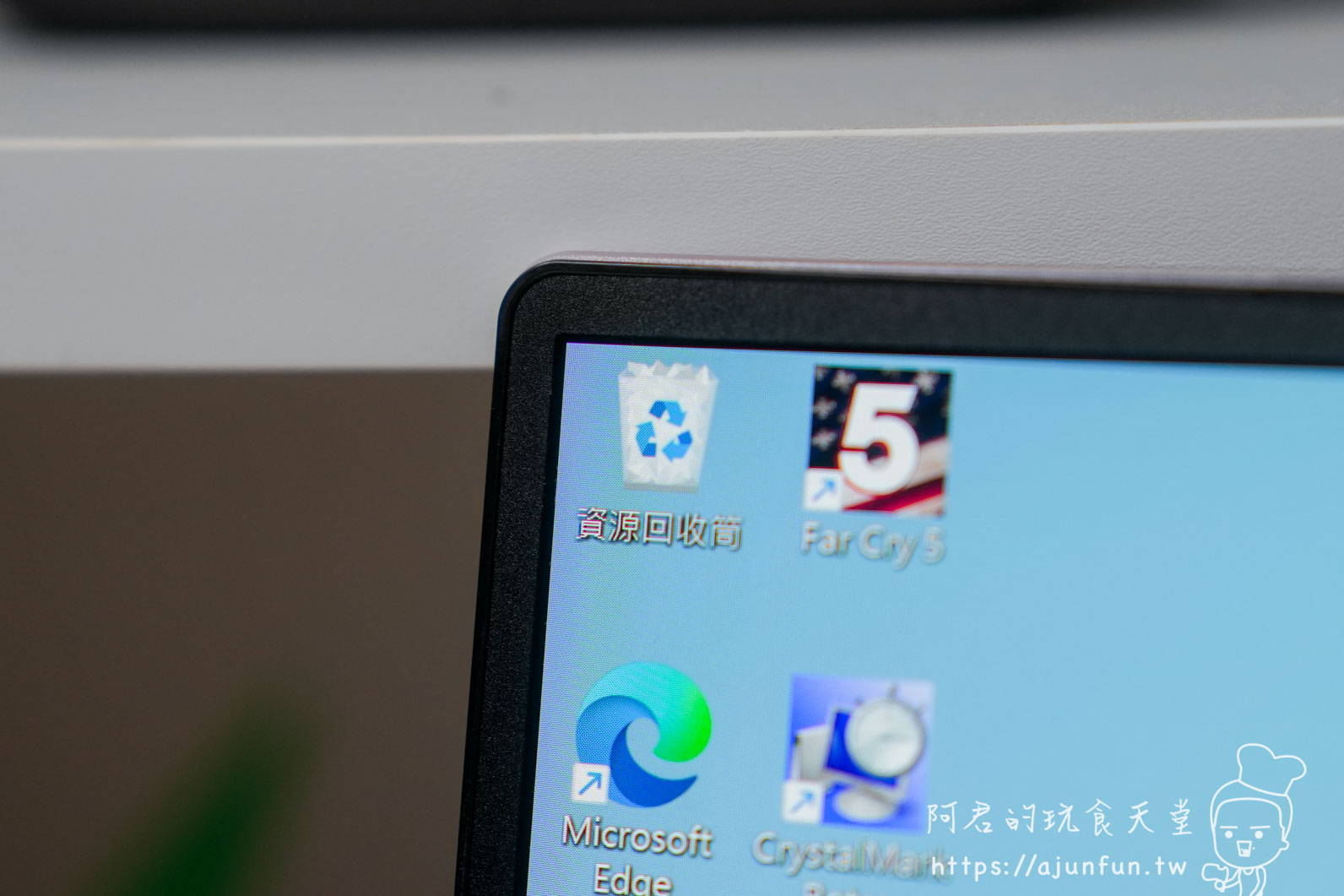 Acer Swift Air SFA14-71M-594B 螢幕邊框特寫與桌面圖示 - 阿君的玩食天堂