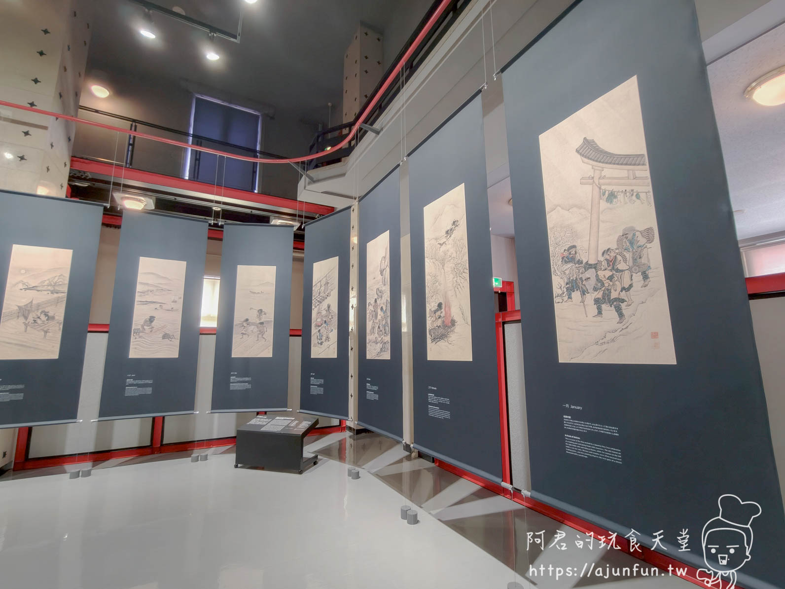 函館市文學館 室內展覽廳弧形展示板與線描畫作陳列 - 阿君的玩食天堂