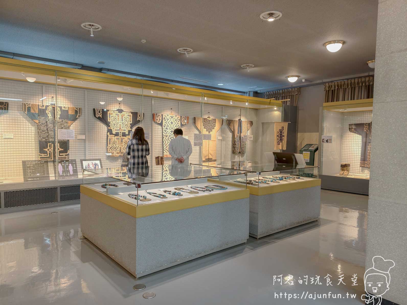 函館市北方民族資料館 展廳內陳列北方民族傳統服飾與串珠飾品 - 阿君的玩食天堂