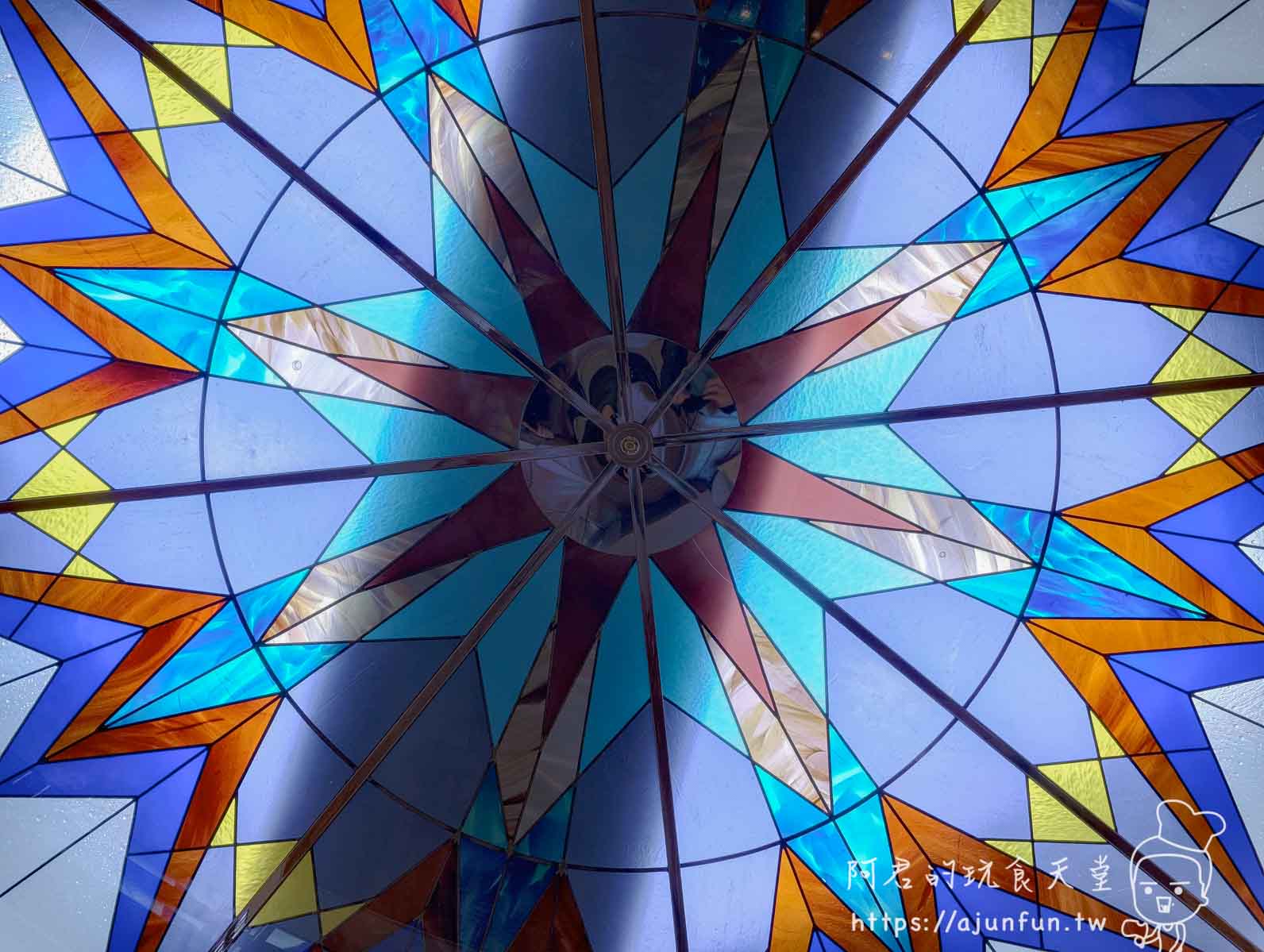 函館舊英國領事館或舊函館區公會堂 圓頂彩繪玻璃天花板仰角特寫 - 阿君的玩食天堂