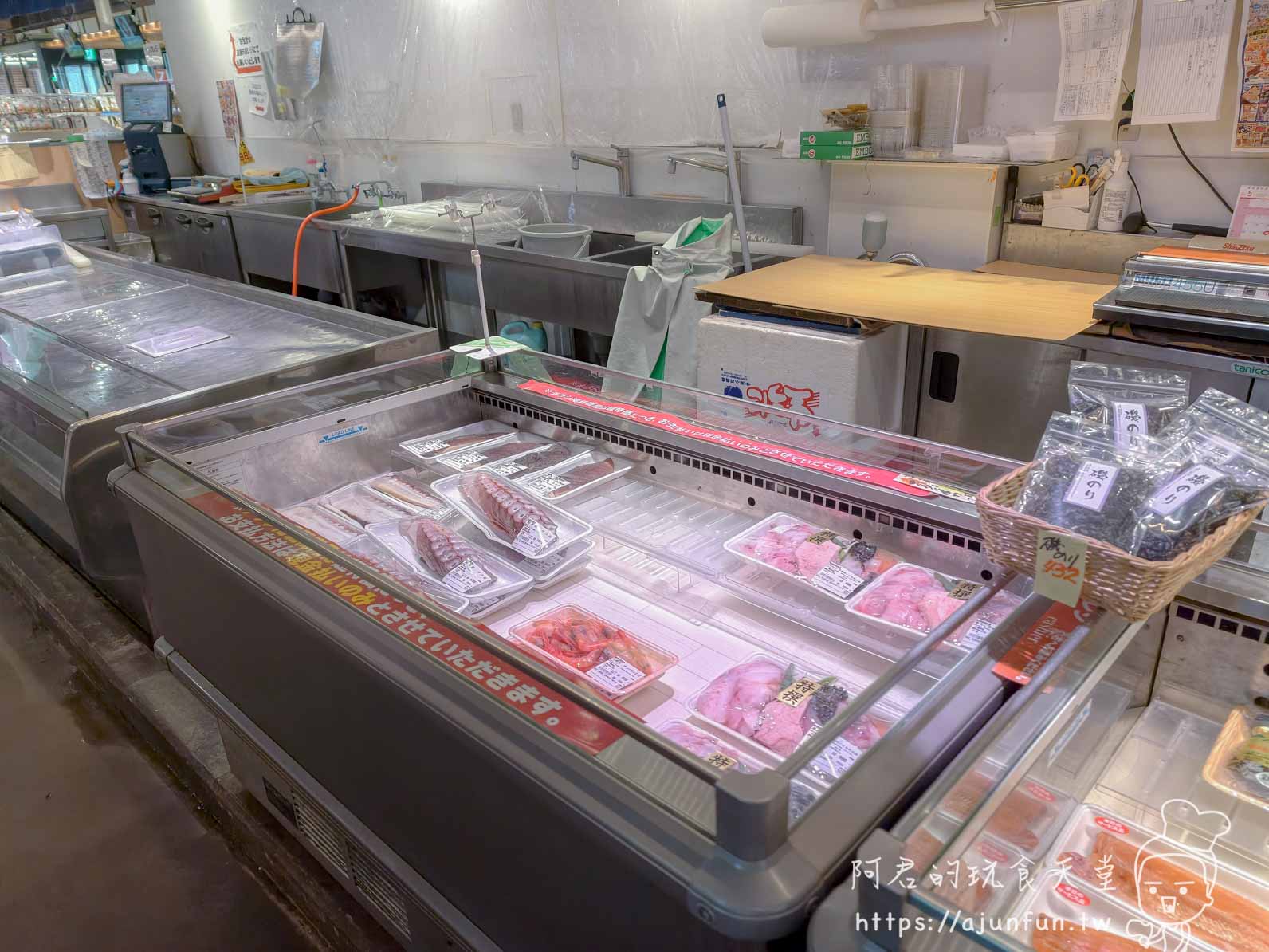 はこだて海鮮市場 室內開放式冷藏展示櫃與生鮮魚貨陳列 - 阿君的玩食天堂