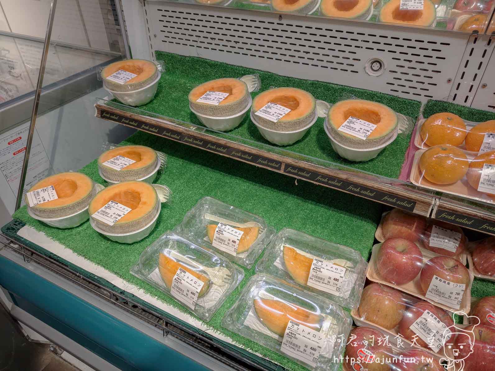 はこだて海鮮市場 冷藏展示櫃中的切開哈密瓜與卡特蜜瓜切片 - 阿君的玩食天堂