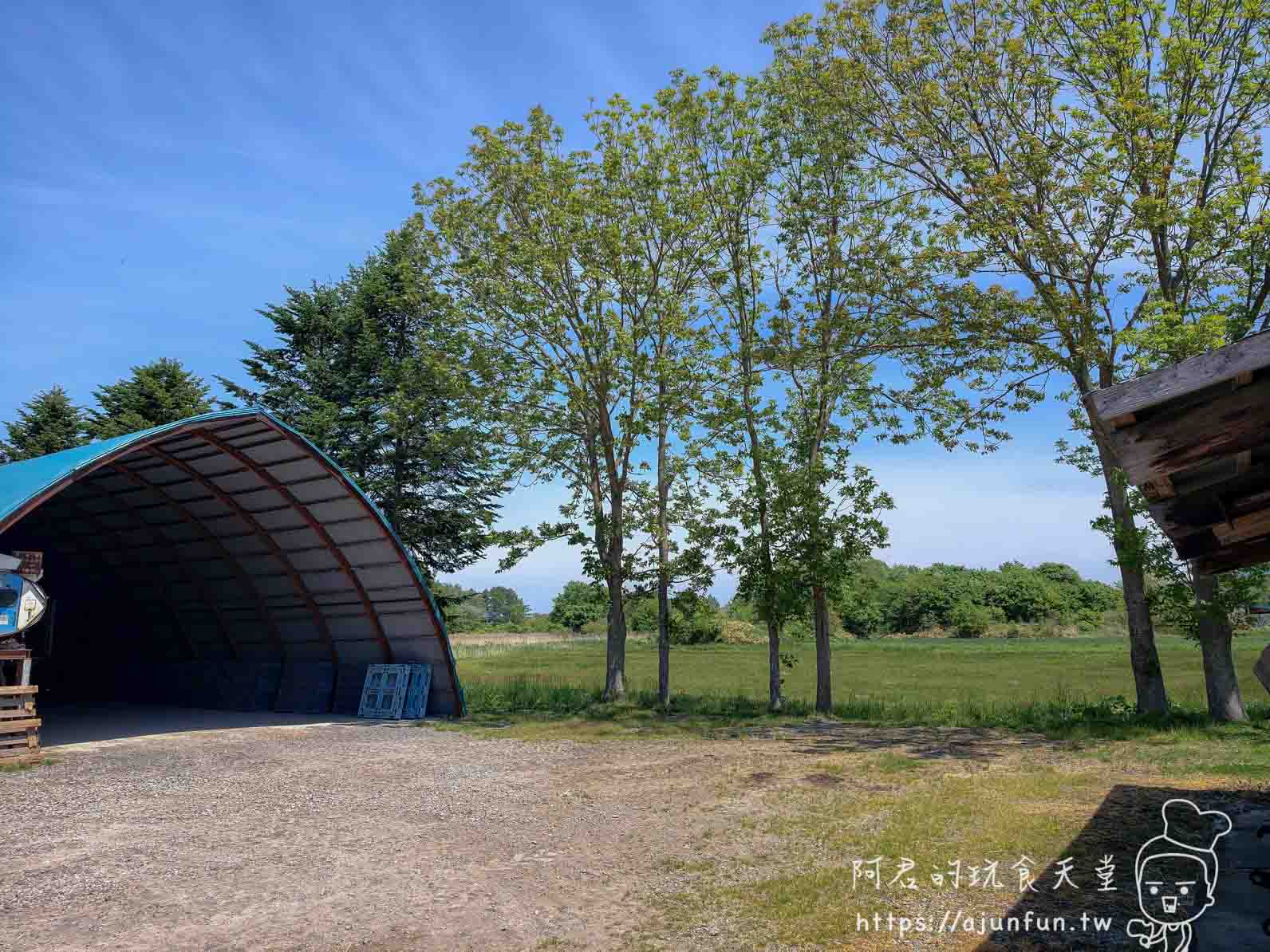 山川牧場（大沼ミルクプラント） 農場倉庫外觀與草地景色 - 阿君的玩食天堂
