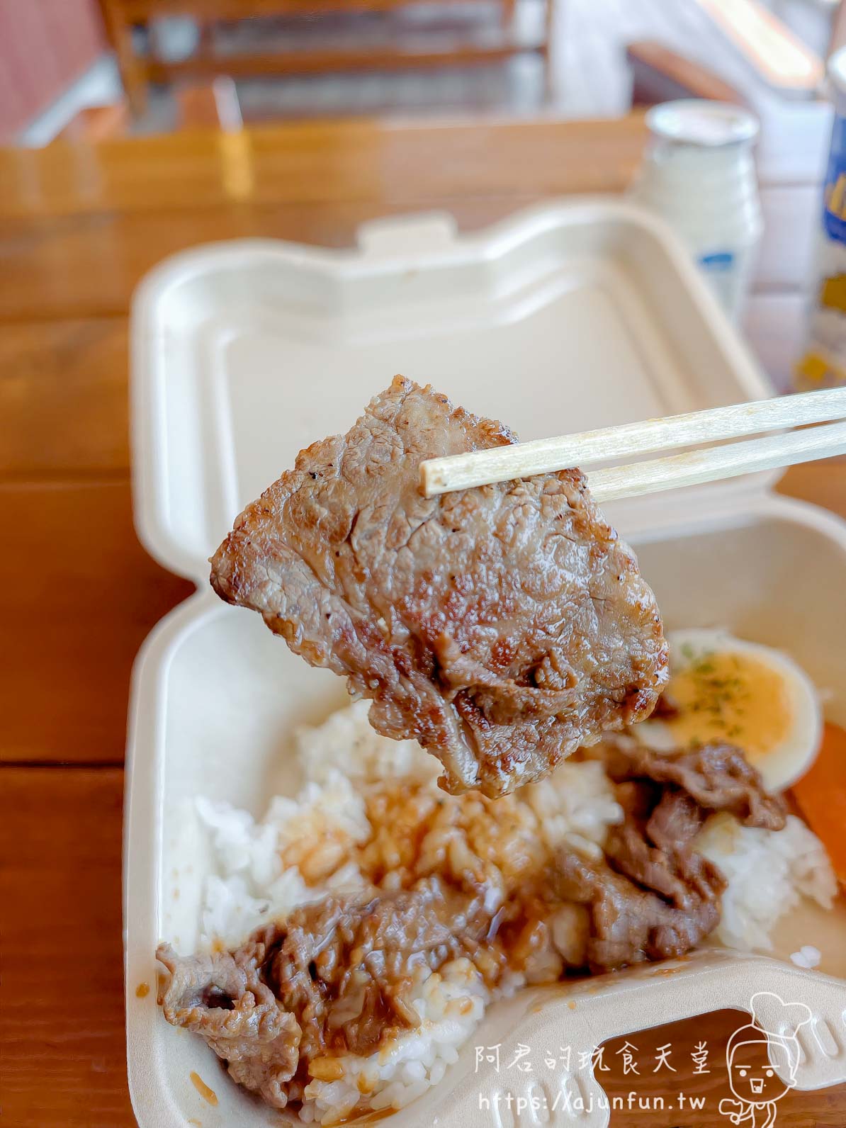 山川牧場（大沼ミルクプラント）烤肉便當筷夾厚切牛肉特寫 - 阿君的玩食天堂
