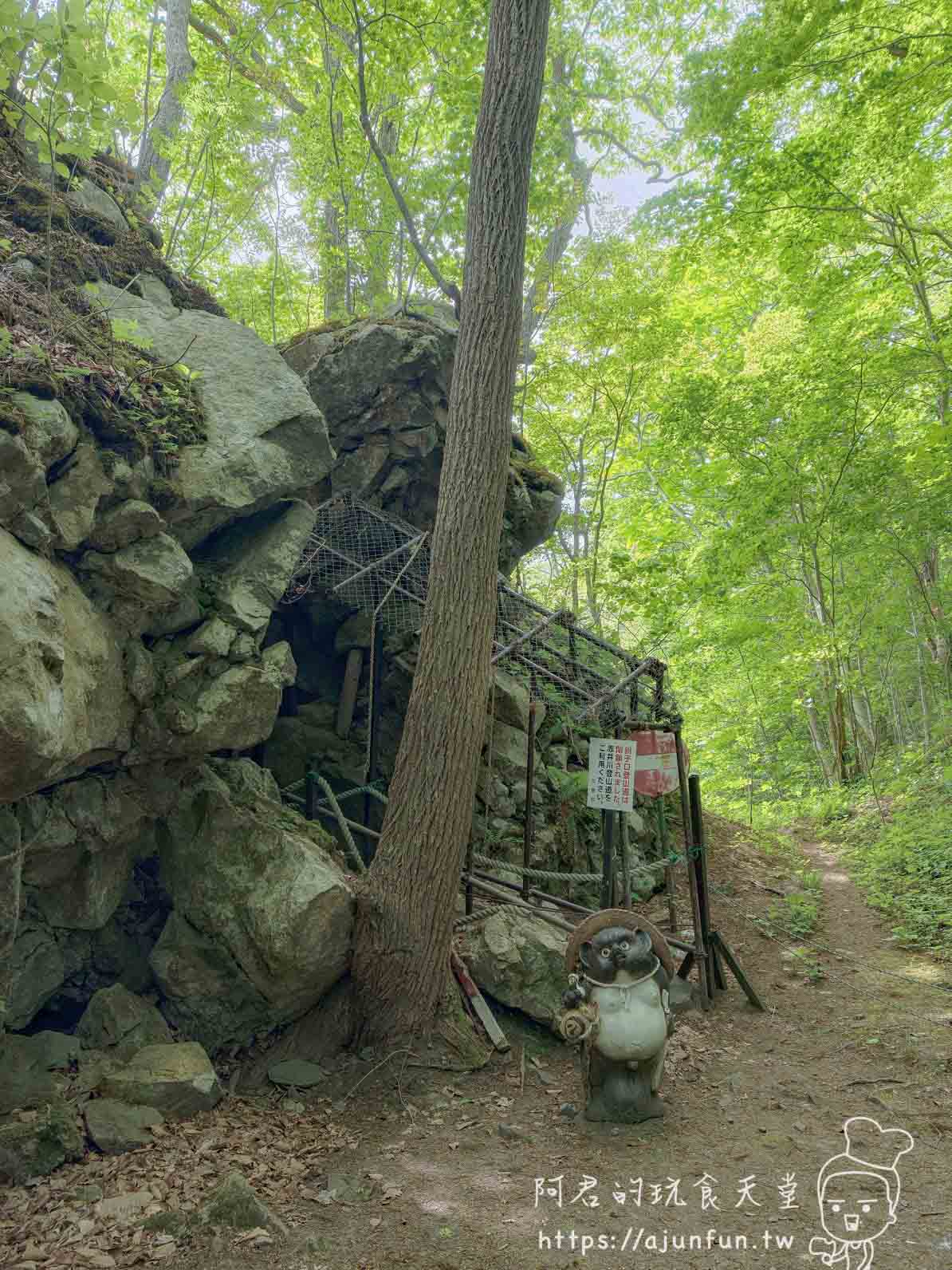 大沼公園 森林步道旁的狸貓石像與登山道封閉告示牌 - 阿君的玩食天堂
