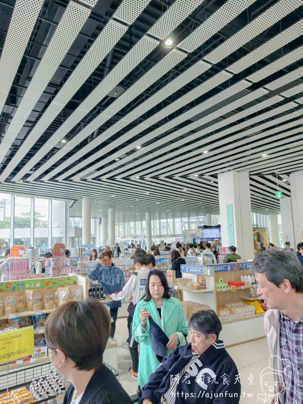 五稜郭塔 塔內土產賣場擠滿選購遊客 - 阿君的玩食天堂