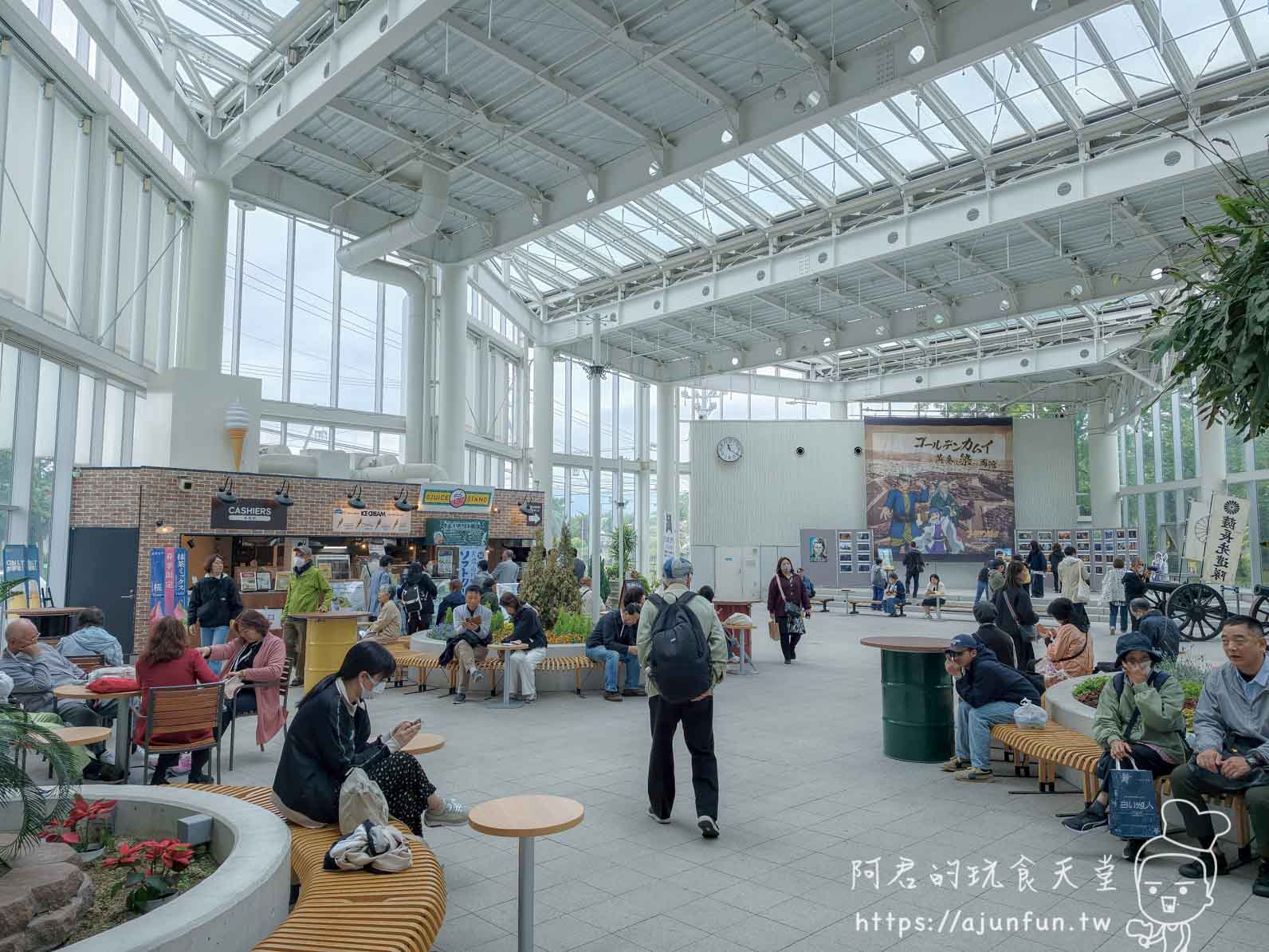 【五稜郭塔攻略】值得上嗎?門票、交通、停車+箱館奉行所 - 第8張圖 五稜郭塔 一樓挑高大廳休息區與商店 - 阿君的玩食天堂