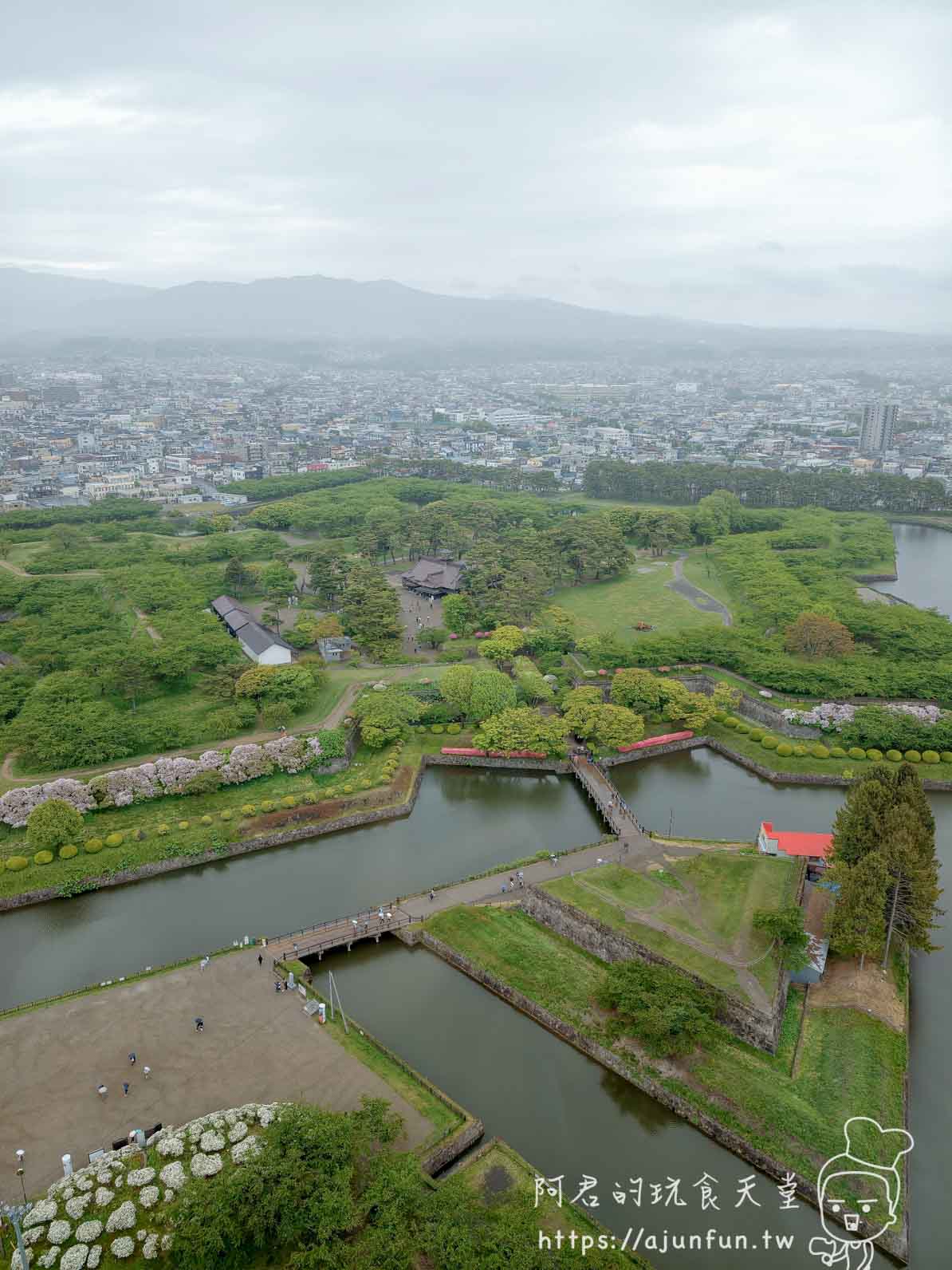 【五稜郭塔攻略】值得上嗎?門票、交通、停車+箱館奉行所 - 第10張圖 五稜郭塔俯瞰星形要塞護城河全景 - 阿君的玩食天堂