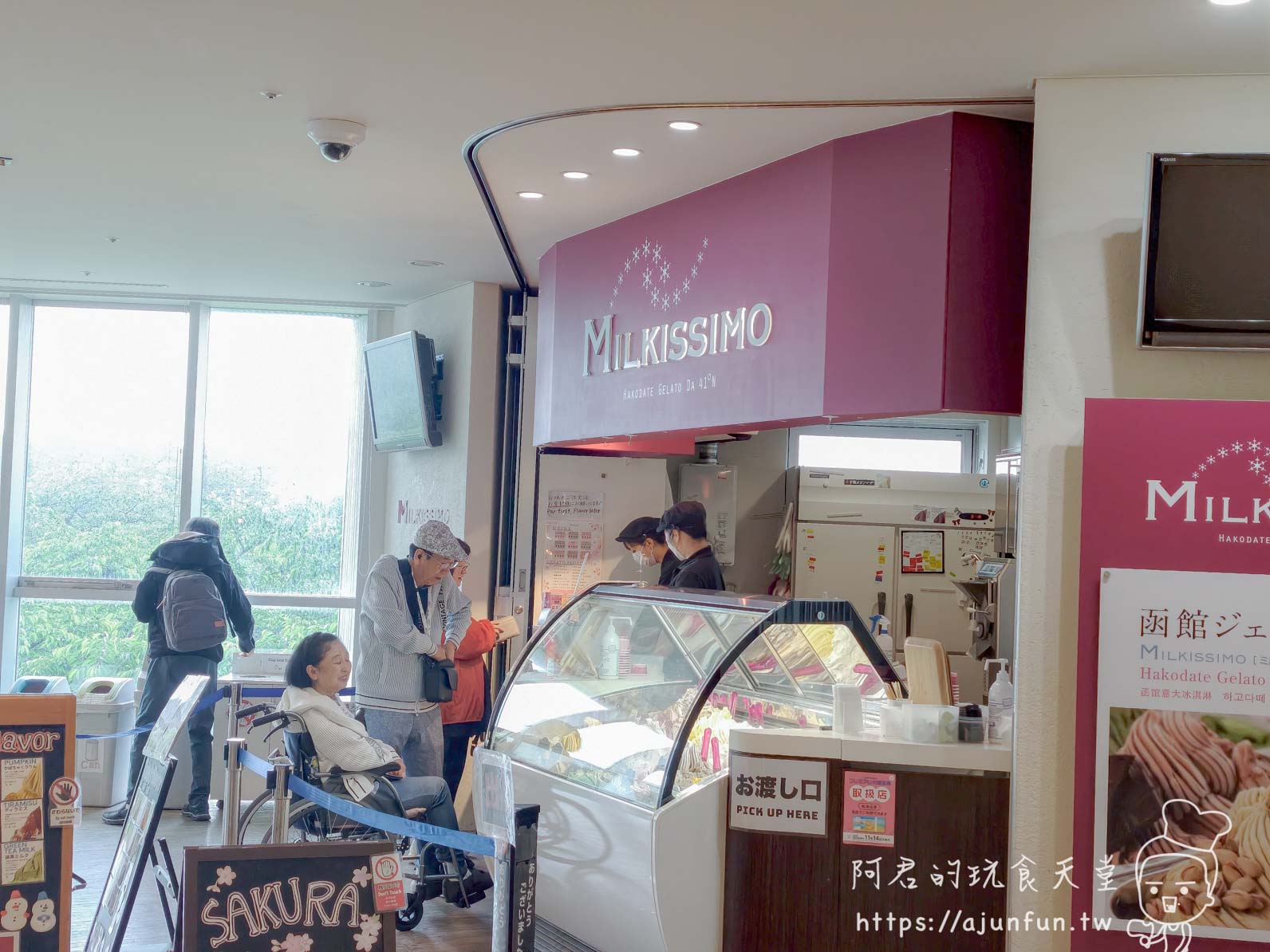 【五稜郭塔攻略】值得上嗎?門票、交通、停車+箱館奉行所 - 第7張圖 五稜郭塔 MILKISSIMO 冰淇淋櫃檯與排隊人潮 - 阿君的玩食天堂
