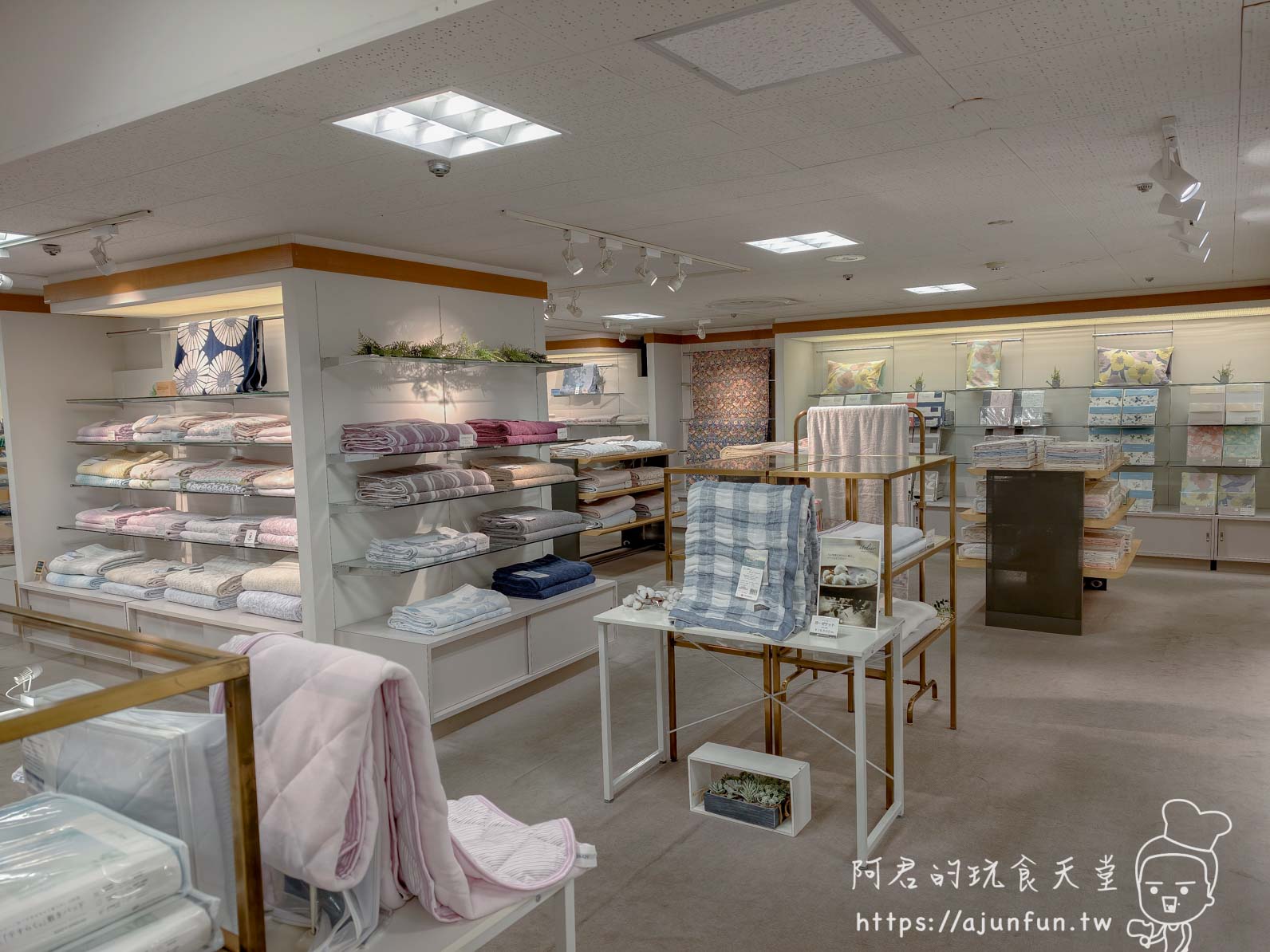 函館買枕頭全攻略 寢具賣場室內陳列，各色折疊毯與展示架全貌 - 阿君的玩食天堂