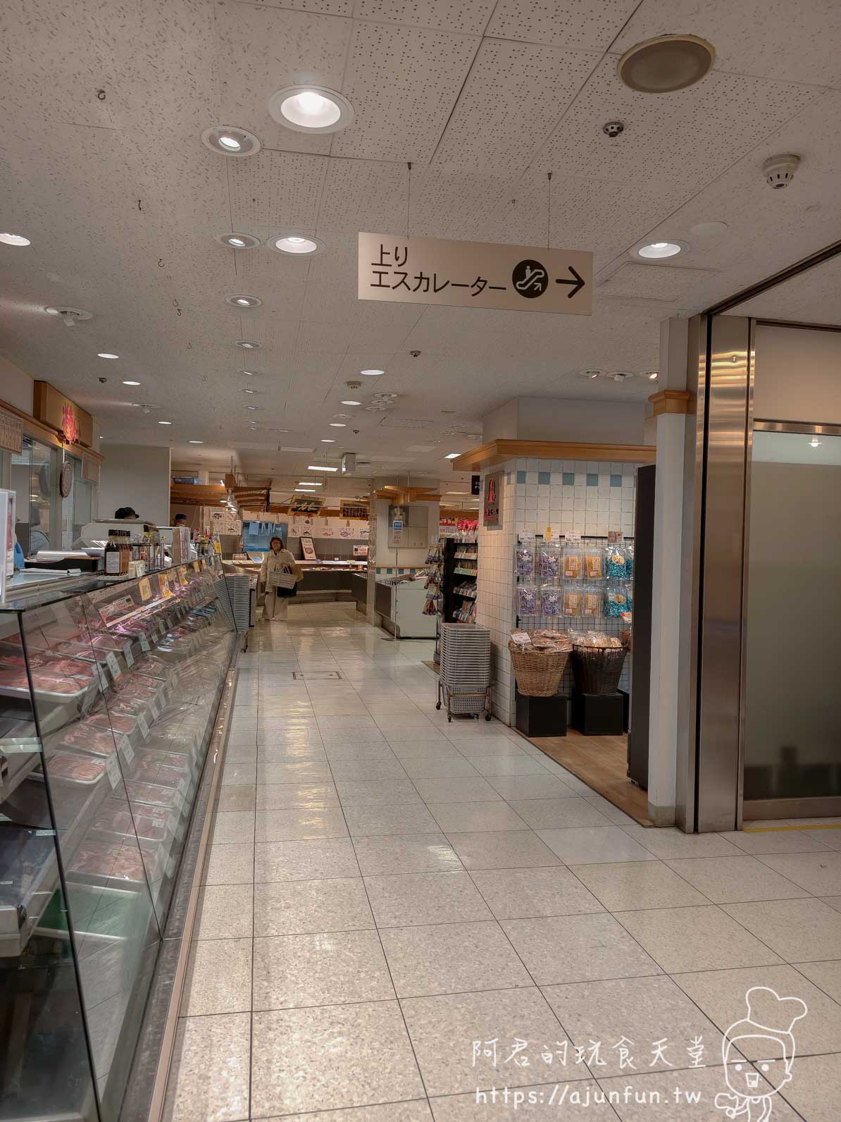 丸井今井百貨函館 地下樓層走廊與手扶梯指示牌 - 阿君的玩食天堂