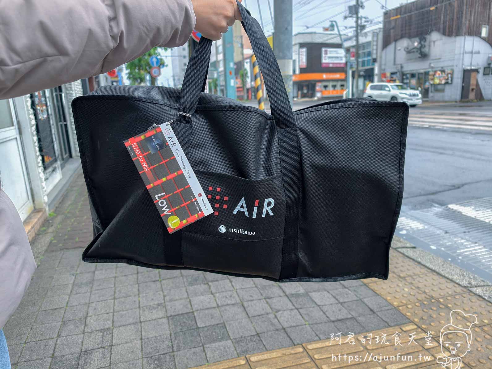 【函館購物】丸井今井函館店攻略|B1食品街、六花亭、交通與雨天逛街 - 第16張圖 丸井今井百貨函館攻略 nishikawa AiR枕頭購物袋正面 - 阿君的玩食天堂