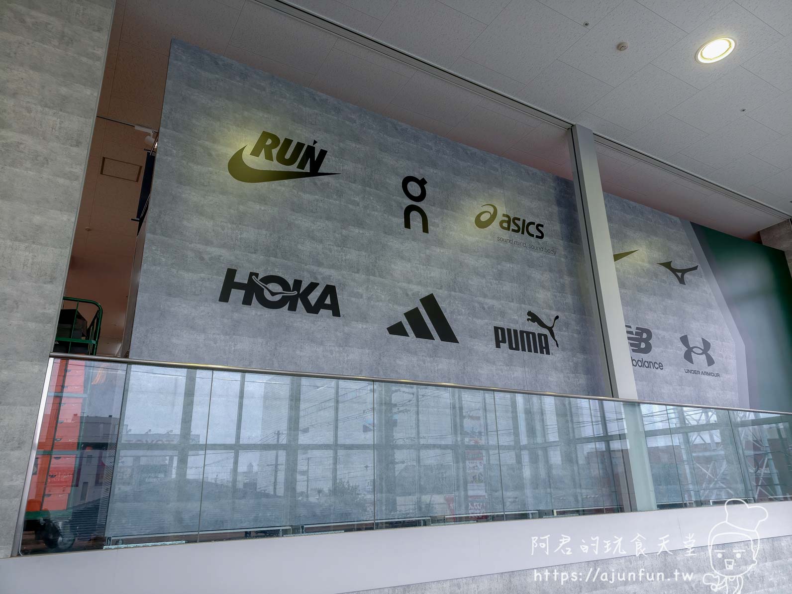 【函館購物】SPORTS DEPO 函館梁川店足底量測、價格與免稅實測 - 第2張圖 SPORTS DEPO 函館 On 跑鞋 店內品牌牆展示 Nike On ASICS HOKA adidas PUMA - 阿君的玩食天堂