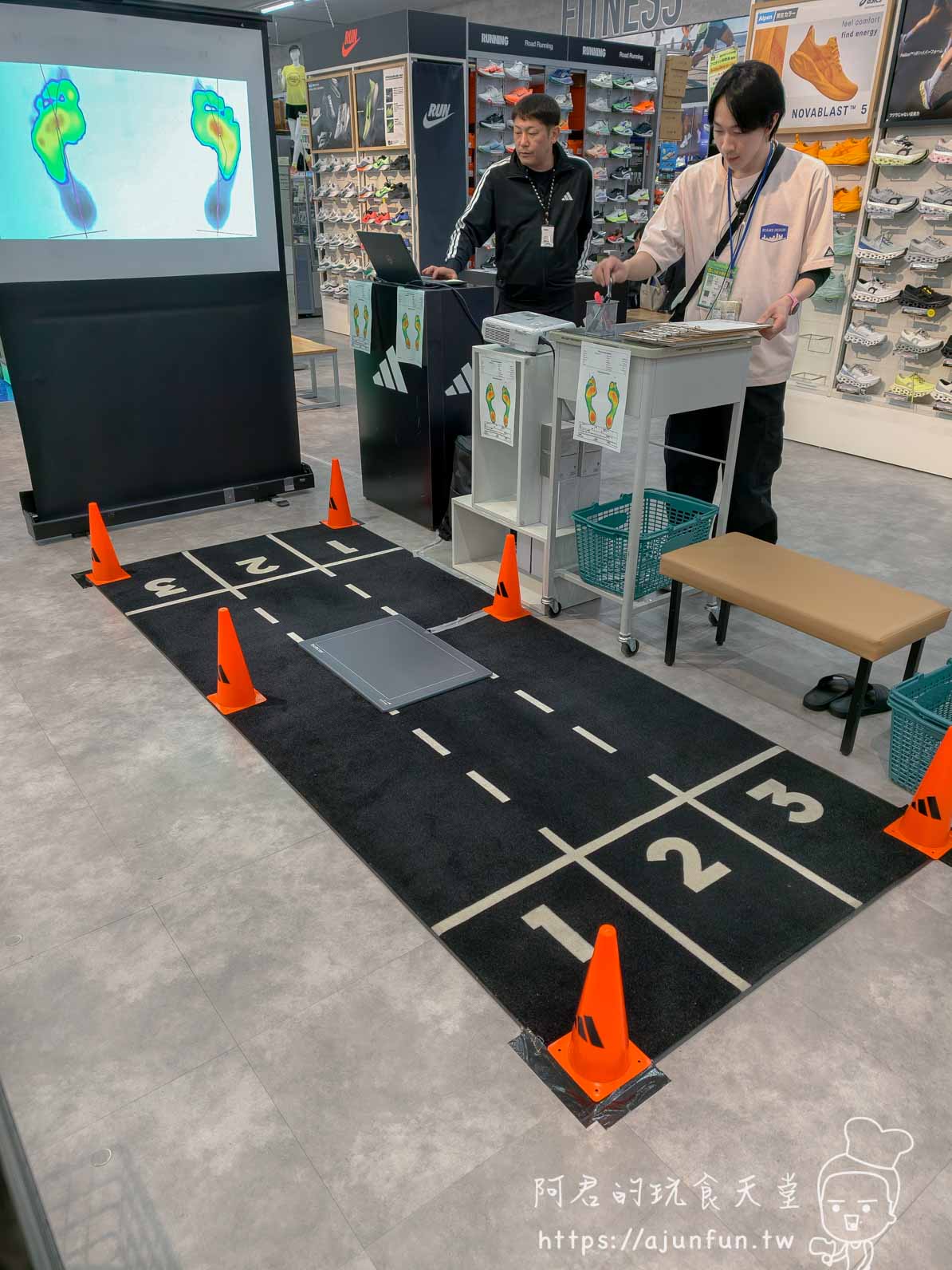【函館購物】SPORTS DEPO 函館梁川店足底量測、價格與免稅實測 - 第5張圖 SPORTS DEPO 函館 On跑鞋 足壓量測區跑道地毯與感應踏板 - 阿君的玩食天堂