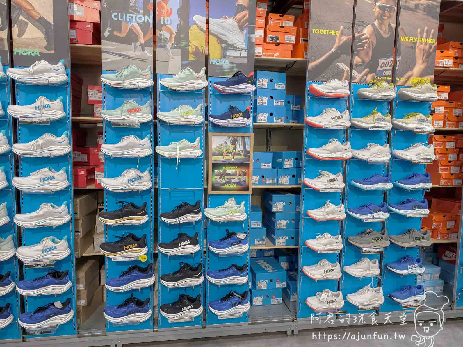 【函館購物】SPORTS DEPO 函館梁川店足底量測、價格與免稅實測 - 第16張圖 SPORTS DEPO 函館 HOKA 跑鞋陳列牆 CLIFTON 10 系列 - 阿君的玩食天堂