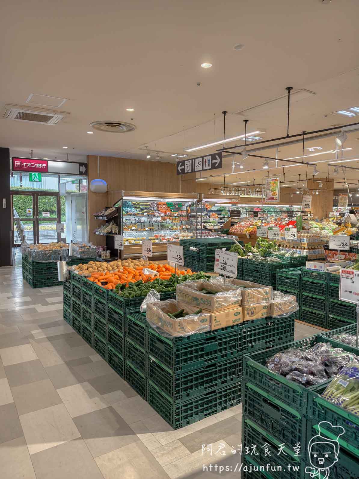 【函館超市購物】AEON湯川店|熟食價格與交通(2026) - 第7張圖 湯之川 永旺 超市生鮮蔬果賣場與綠色棧板陳列台 - 阿君的玩食天堂
